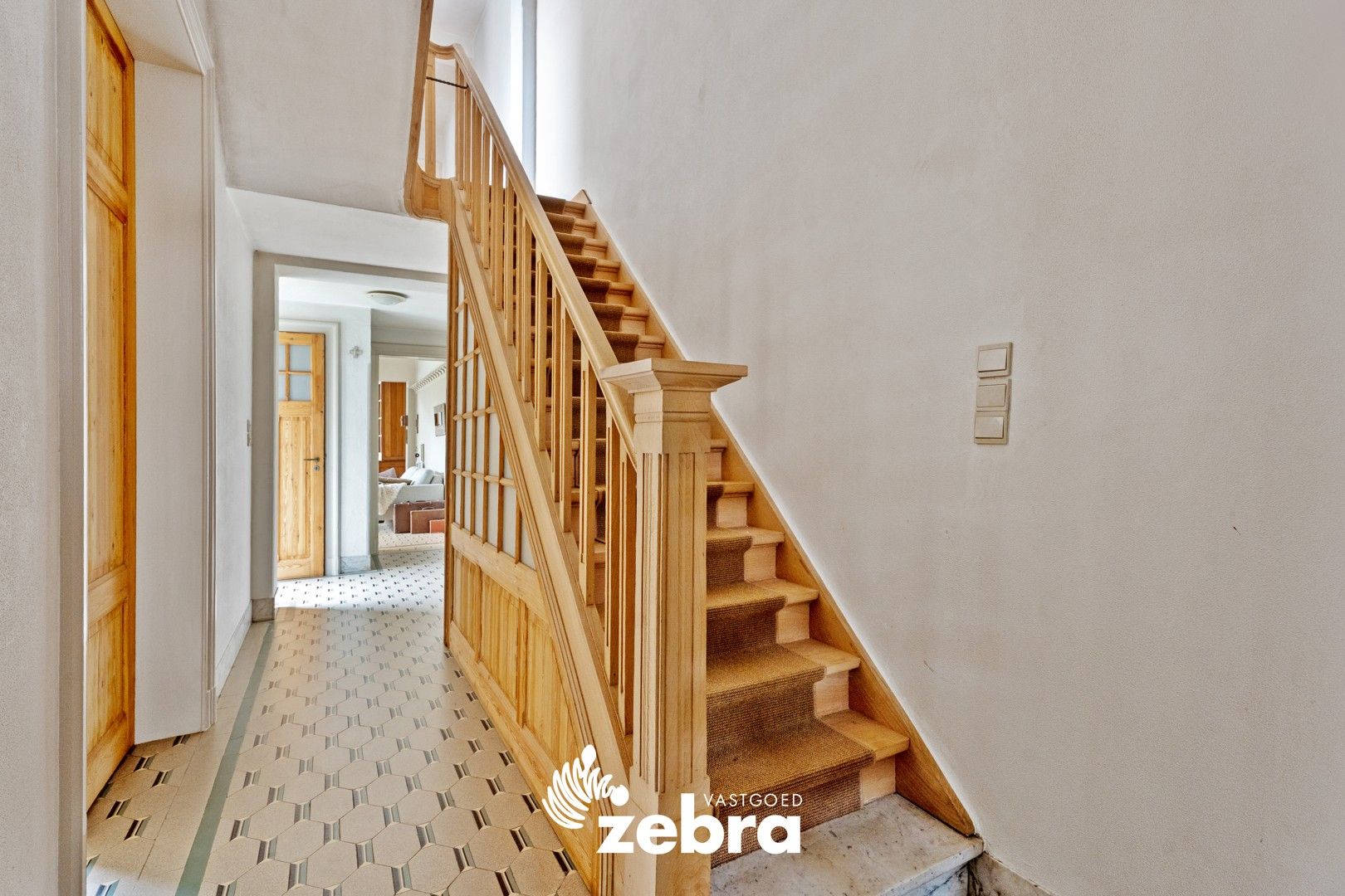 Karaktervolle herenwoning met ruime tuin in hartje Roeselare! foto 8