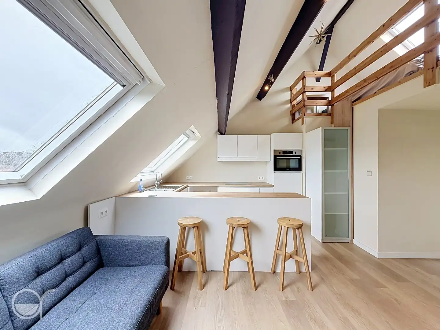 Bemeubelde studio met mezzanine aan de Visserij in Gent foto {{pictureIndex}}