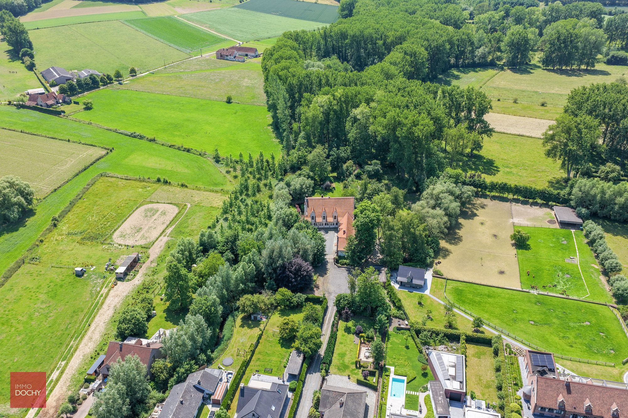 Landelijk en rustig gelegen handelscomplex met woonst foto {{pictureIndex}}