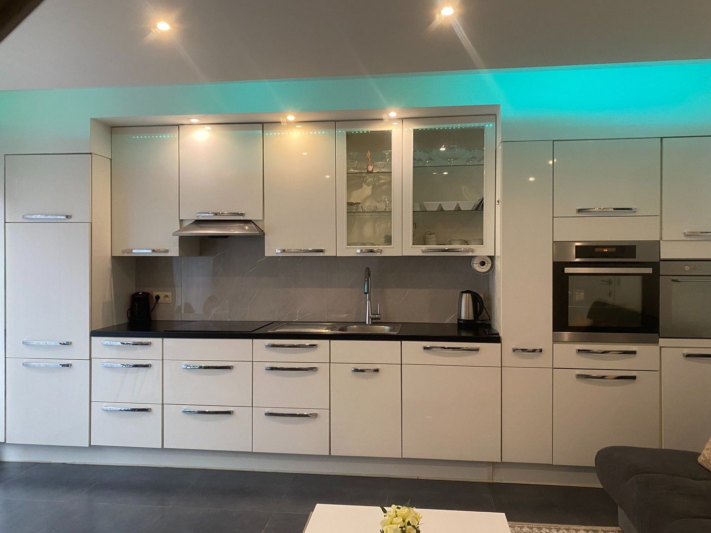 Moderne stadswoning met tuin in familiale en levendige buurt foto 4