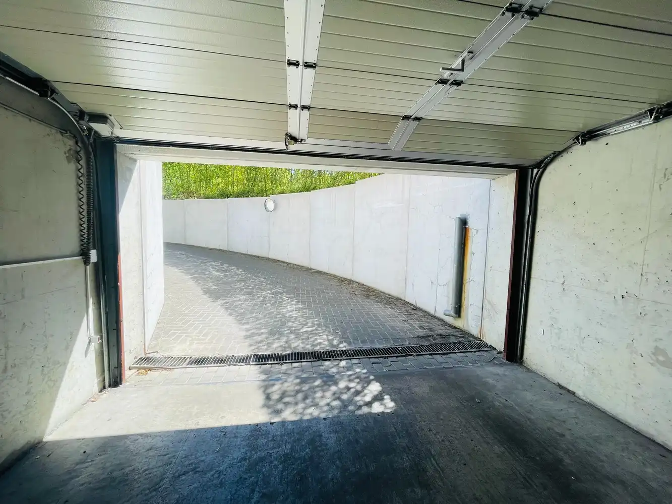 Brugge Sint-Michiels , ruime garagebox te koop in net gebouw. foto 5