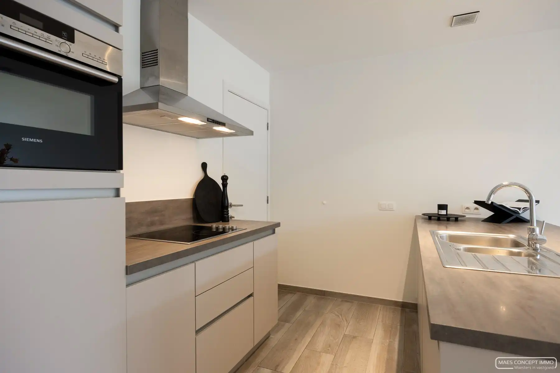 Instapklare, gerenoveerde woning met ruime garage in hartje Kortrijk foto 8