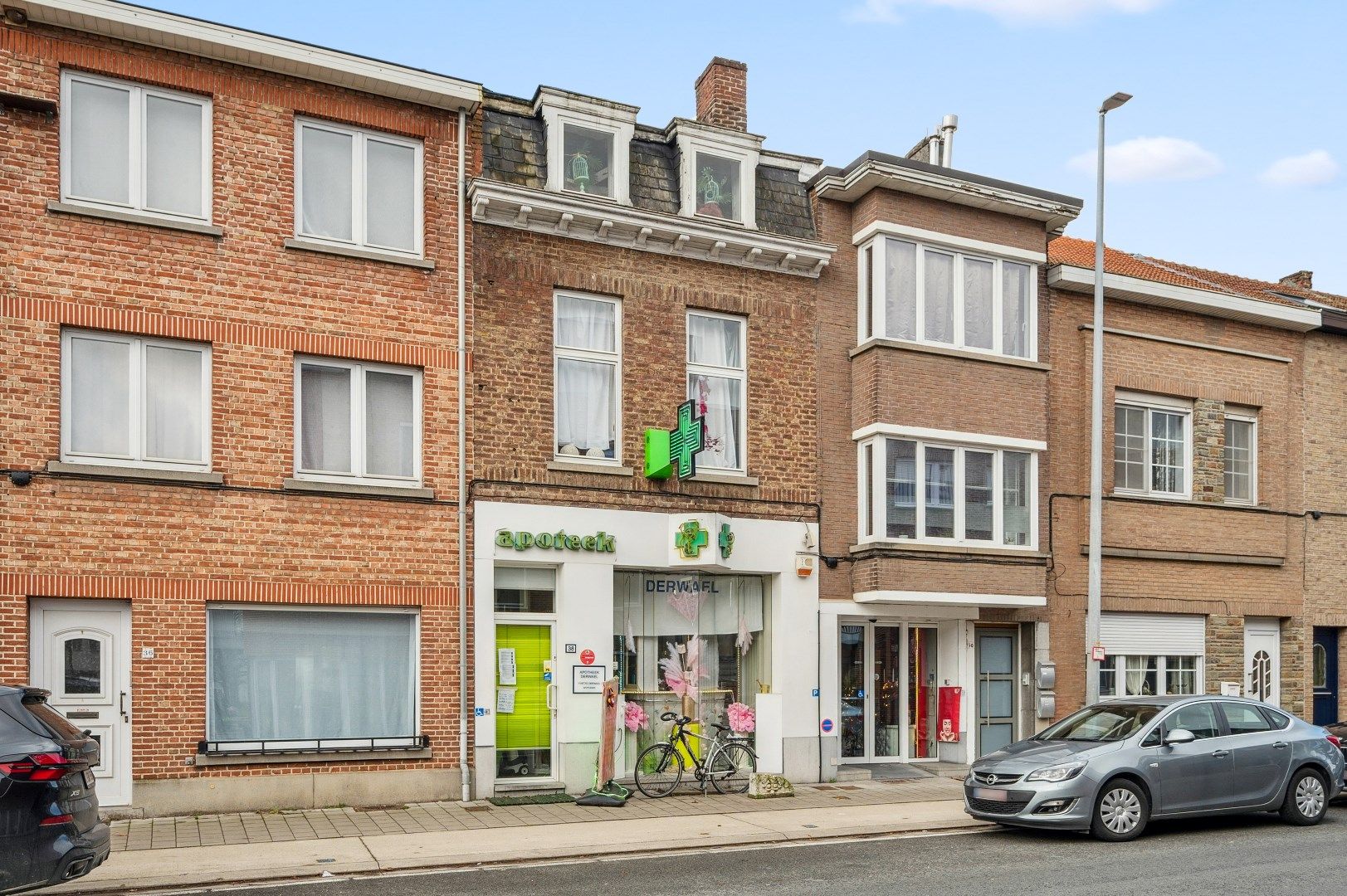 Twee goed gelegen handelspanden, waarvan één met woonst foto 3