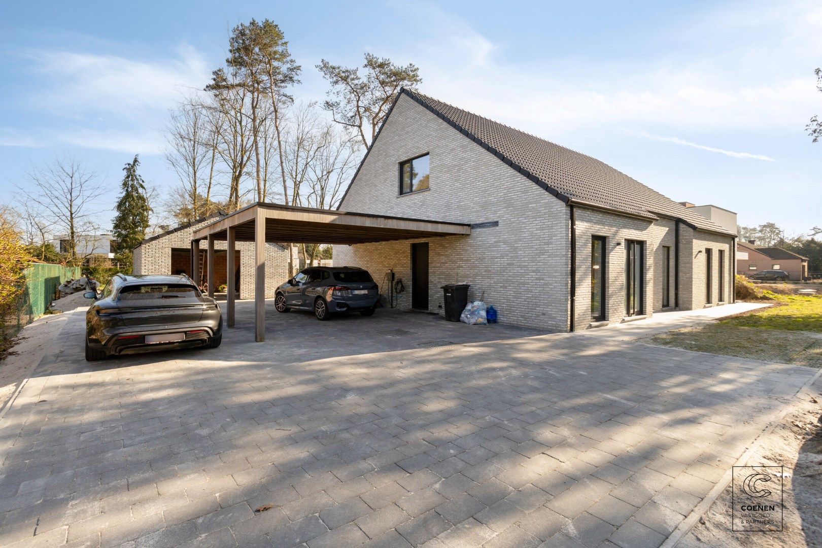 Prachtige villa met bew. opp. van 258m², 5 slpk's en dat op een uiterst rustige locatie te Brecht! foto {{pictureIndex}}