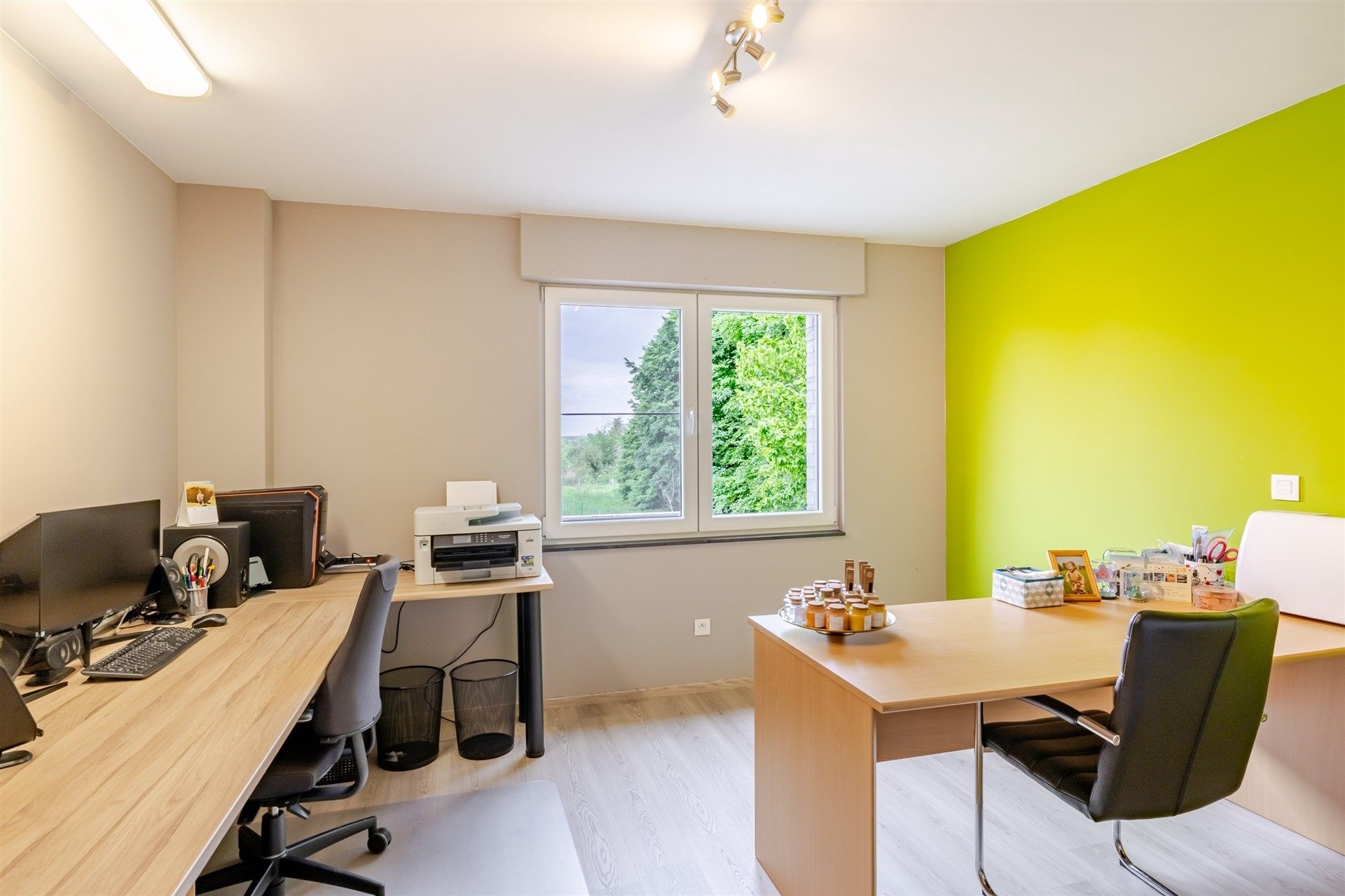 Bemeubelde ruime energiezuinige woning met grote tuin. foto 16