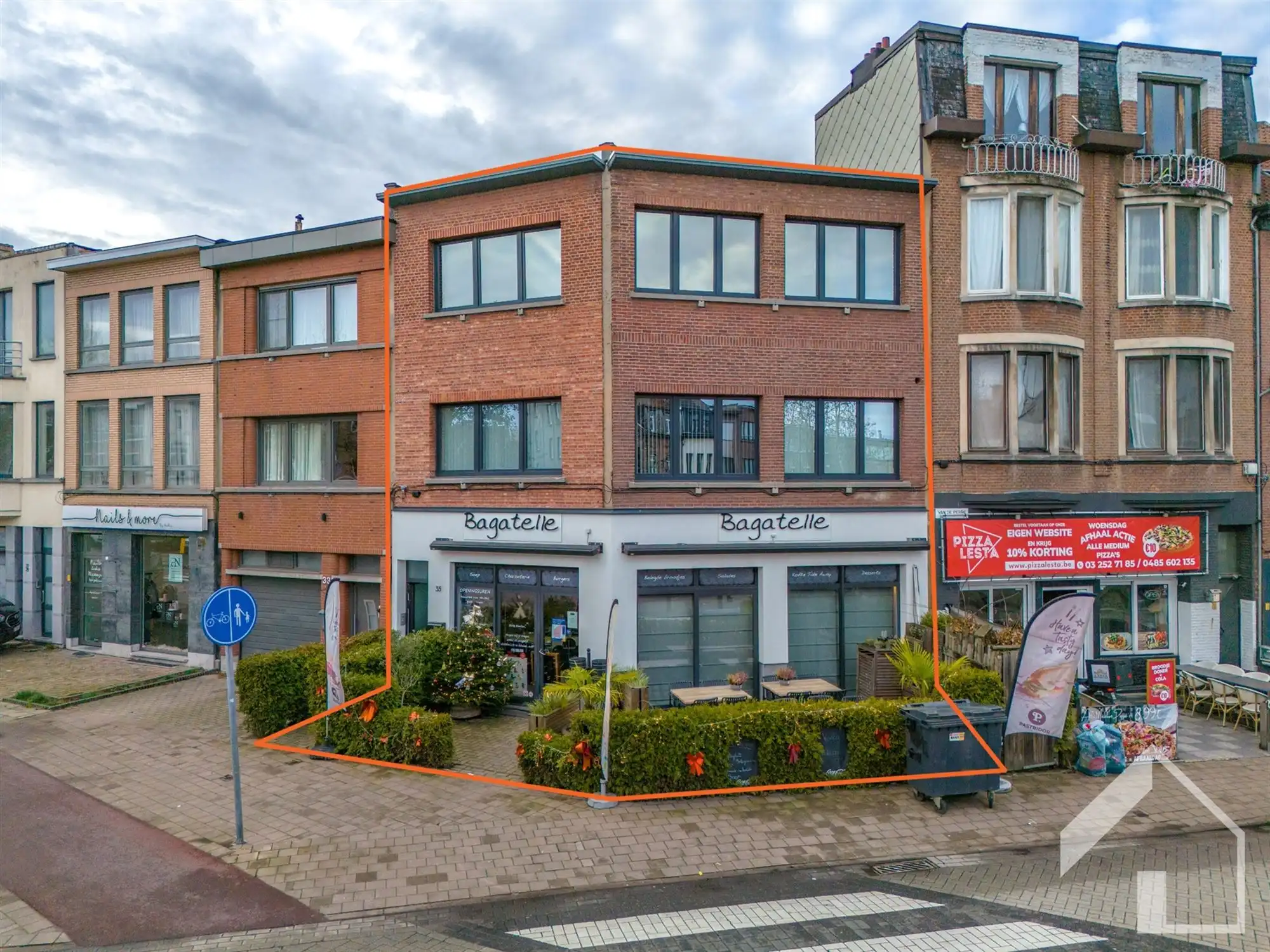 Gelijkvloers handelspand met 2 appartementen foto {{pictureIndex}}