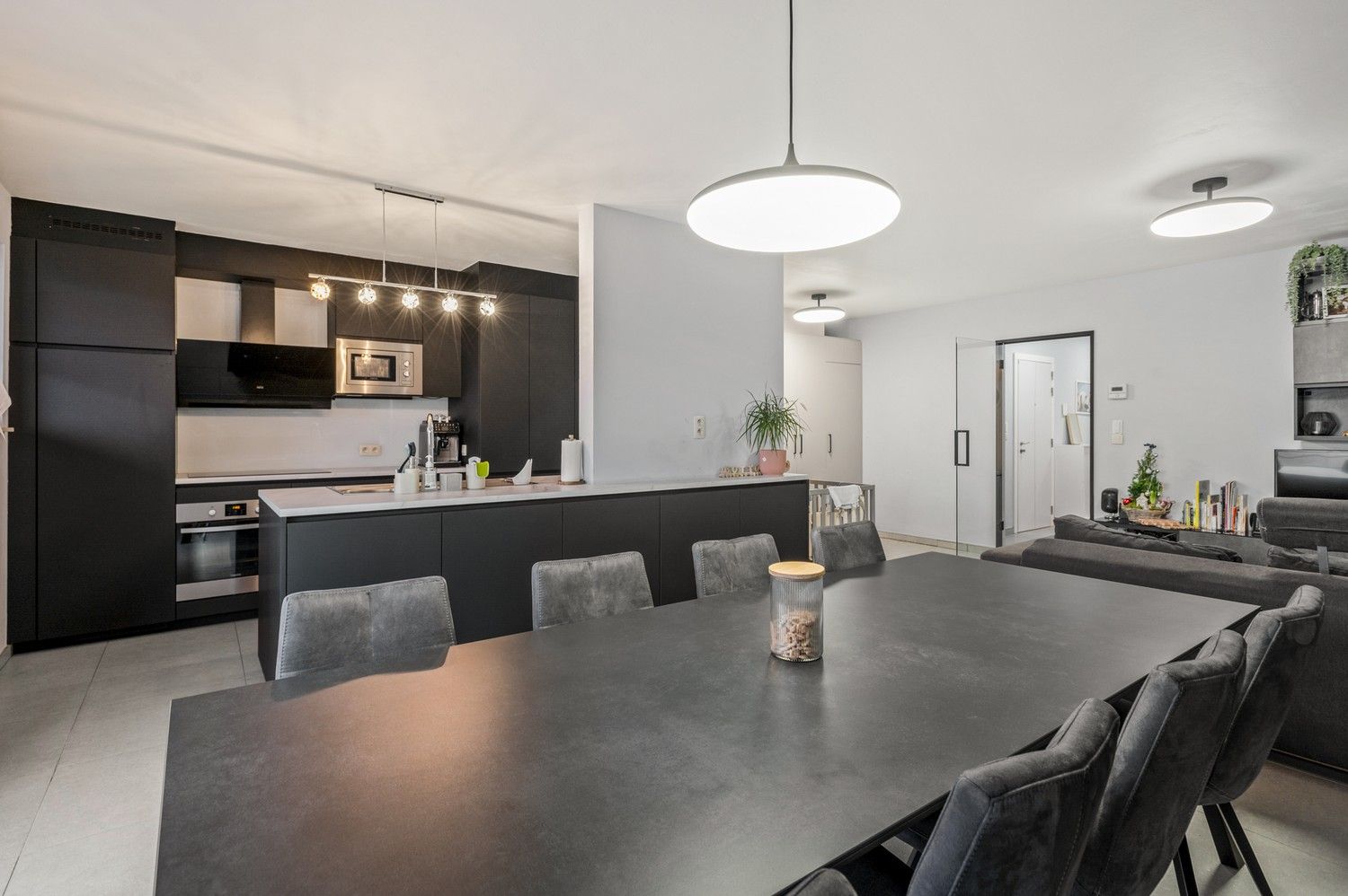 Instapklaar recent appartement met 3 slaapkamers en terras op centrale locatie te Schoten! foto 2