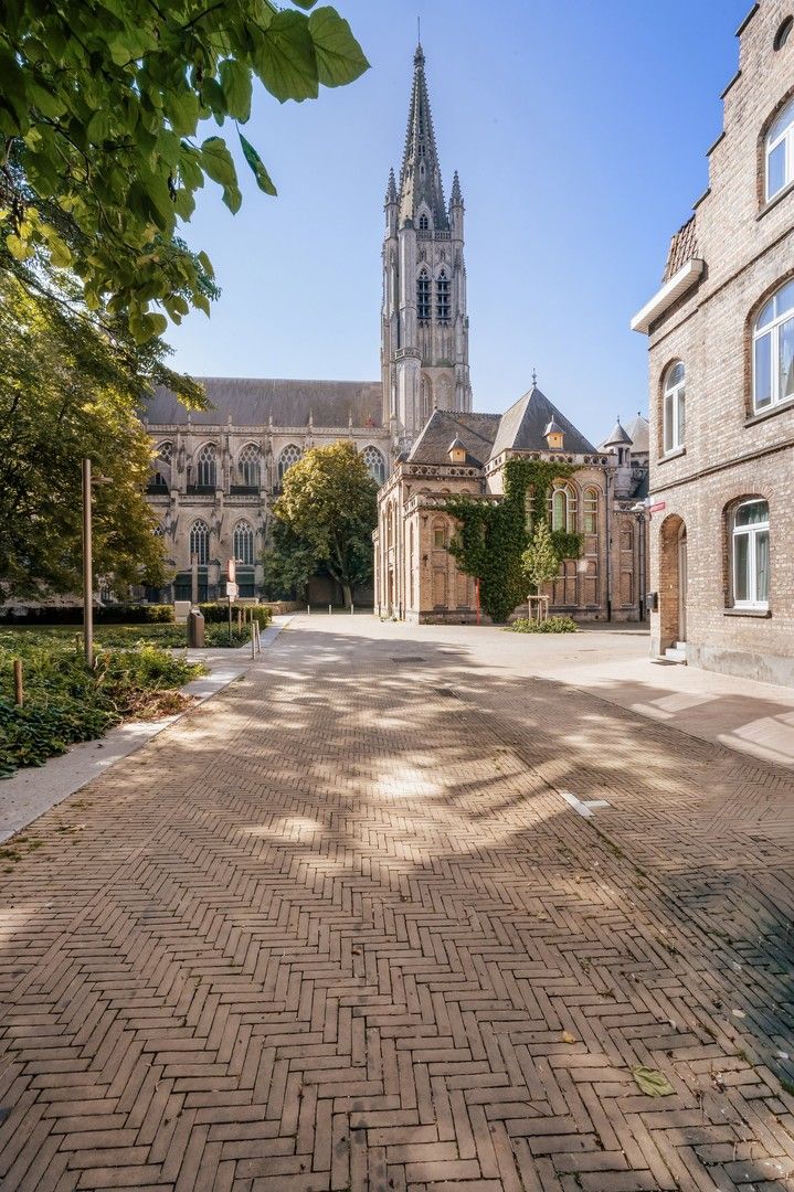 Authentieke hoekwoning met 3 kamers op unieke ligging in het hart van Ieper foto 5