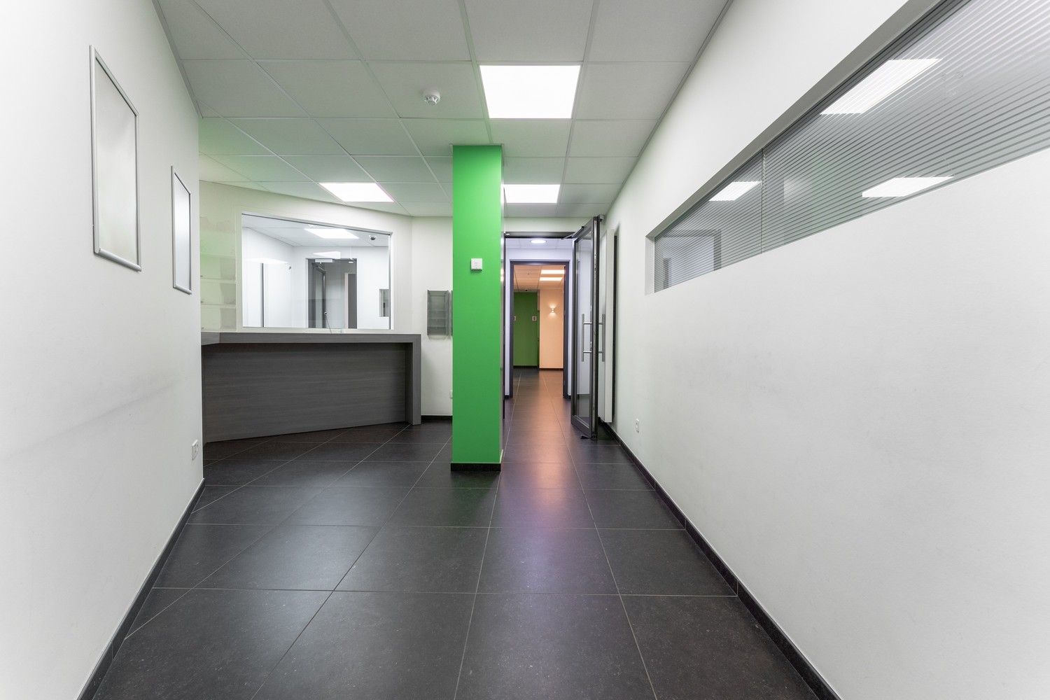 Mooi gerenoveerd handelspand pal in het centrum van Pelt met 7 parkeerplaatsen foto 4