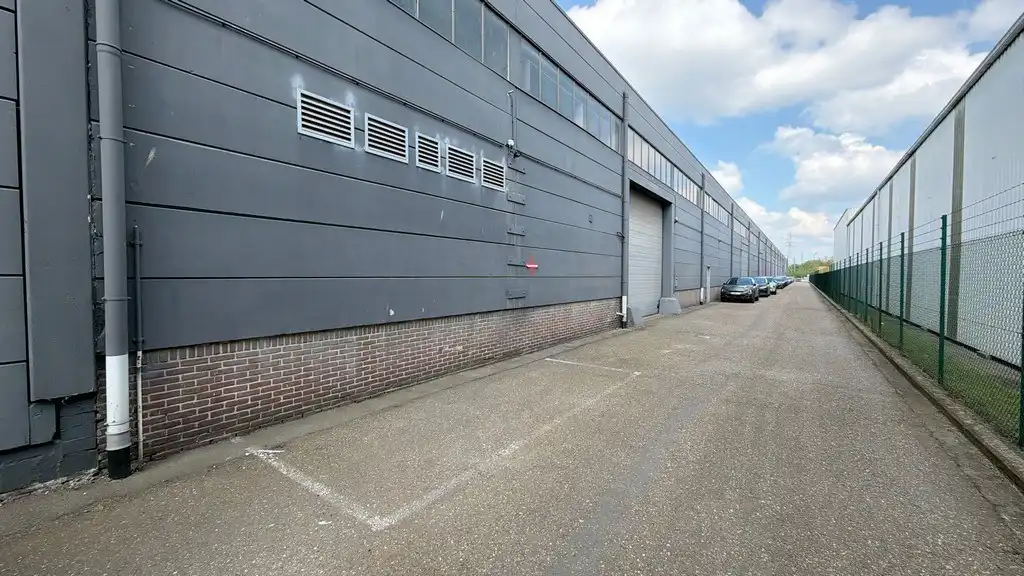 Magazijn met loskades en kantoren te huur vlakbij de haven van Antwerpen foto 15
