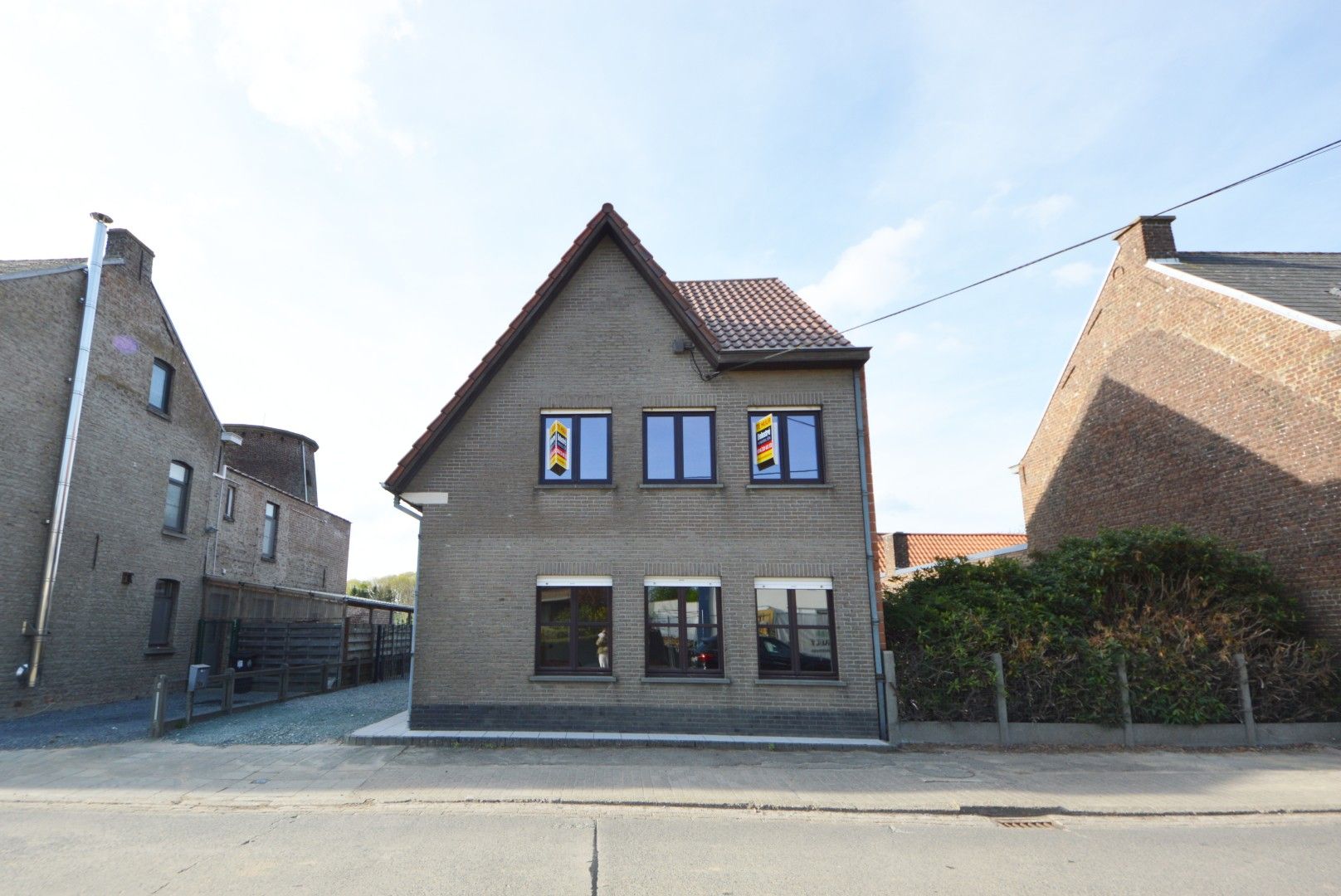 GERENOVEERDE WONING DUBBELE GARAGE EN TUIN foto 4