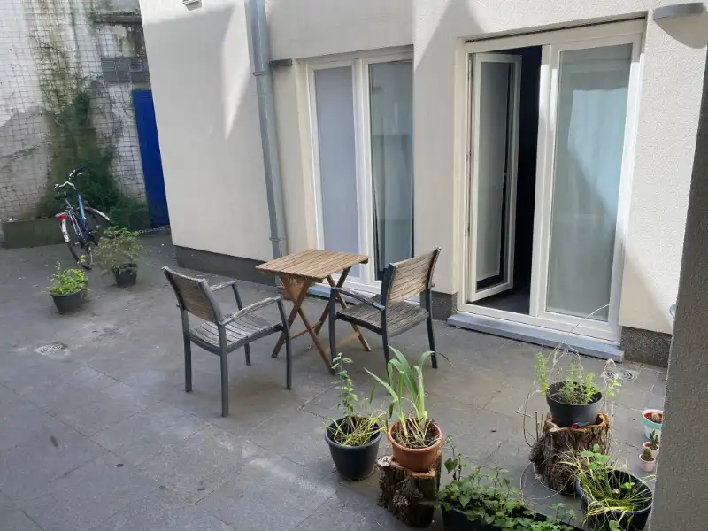 --- NIEUW --- Gezellig gelijkvloers appartement met 2 slaapkamers en terras op wandelafstand van het historisch centrum. foto 4