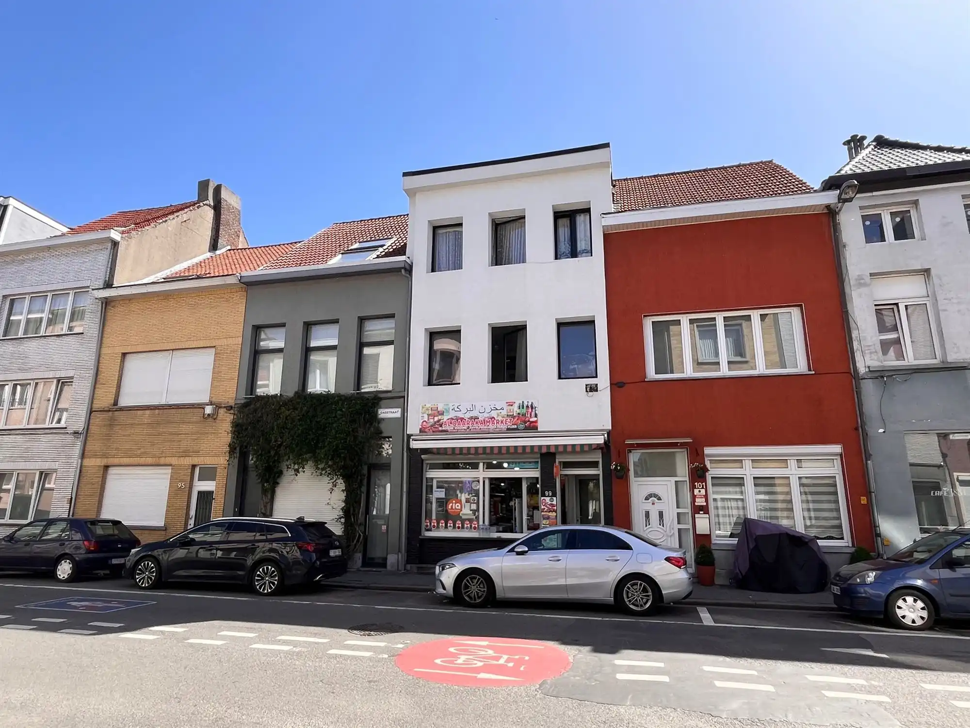 Volledig verhuurd opbrengsteigendom met handelspand en 2 wooneenheden foto {{pictureIndex}}