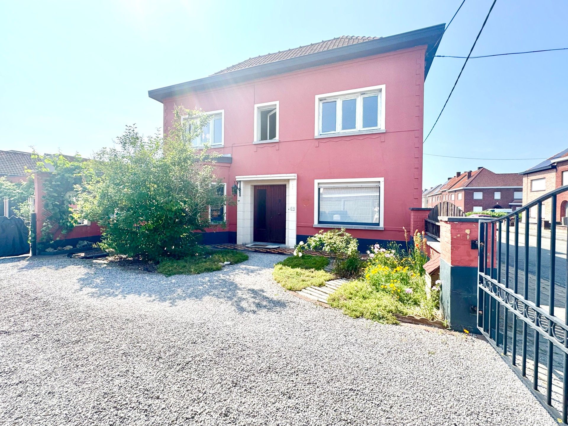 HALFOPEN WONING MET MAGAZIJN OP 562 M² foto 5