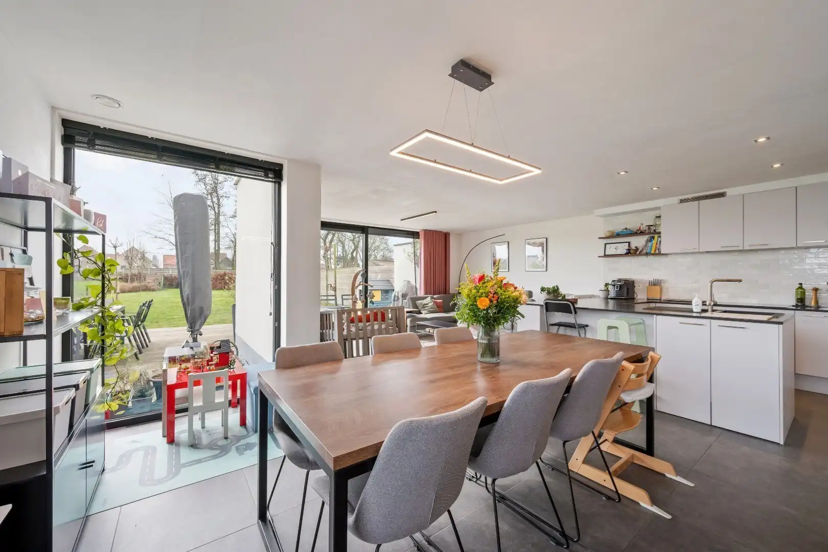 Recente en energiezuinige woning met 3 slaapkamers, ruime garage en tuin. foto 3