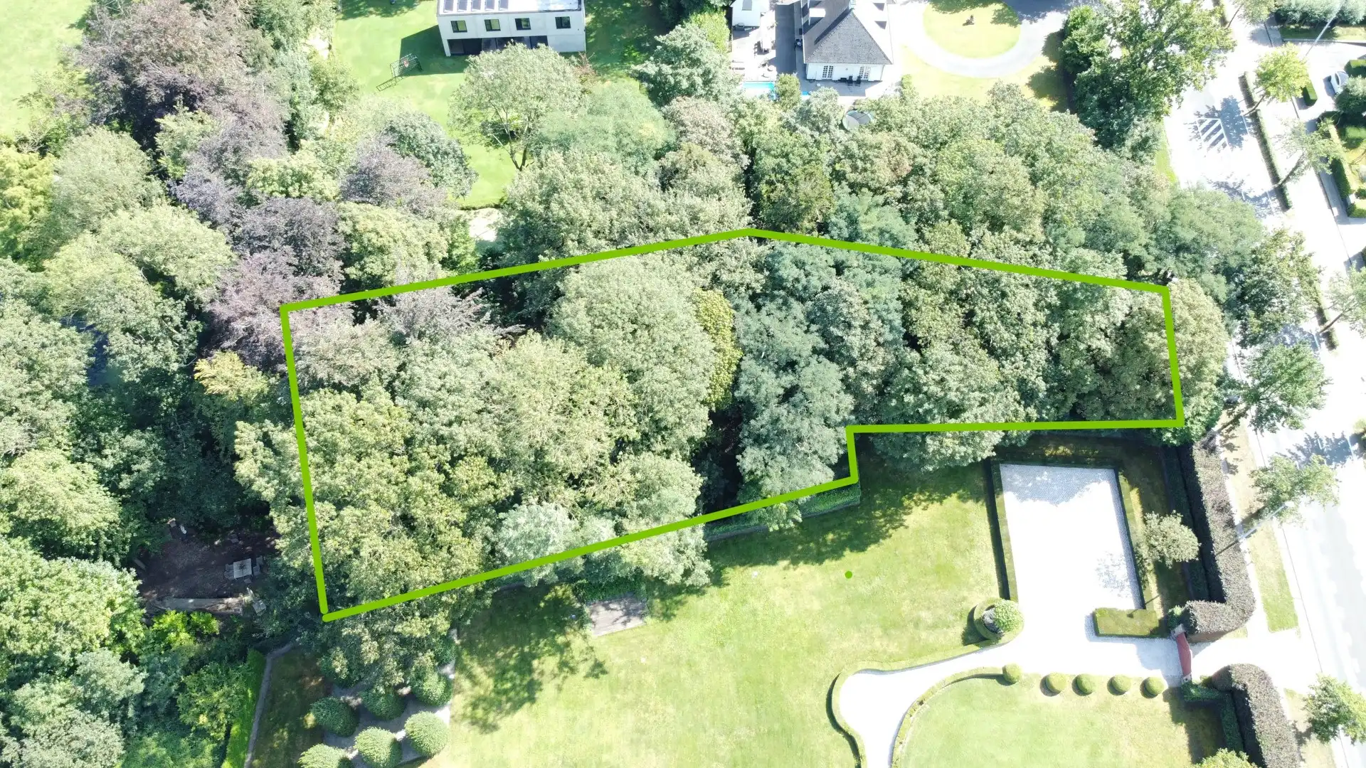 Residentieel gelegen bouwgrond in groene omgeving foto {{pictureIndex}}