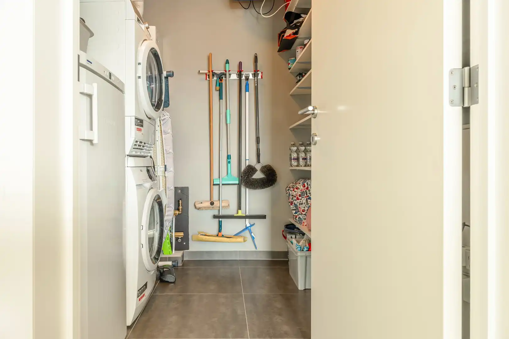 Instapklaar en modern appartement met garage foto 11