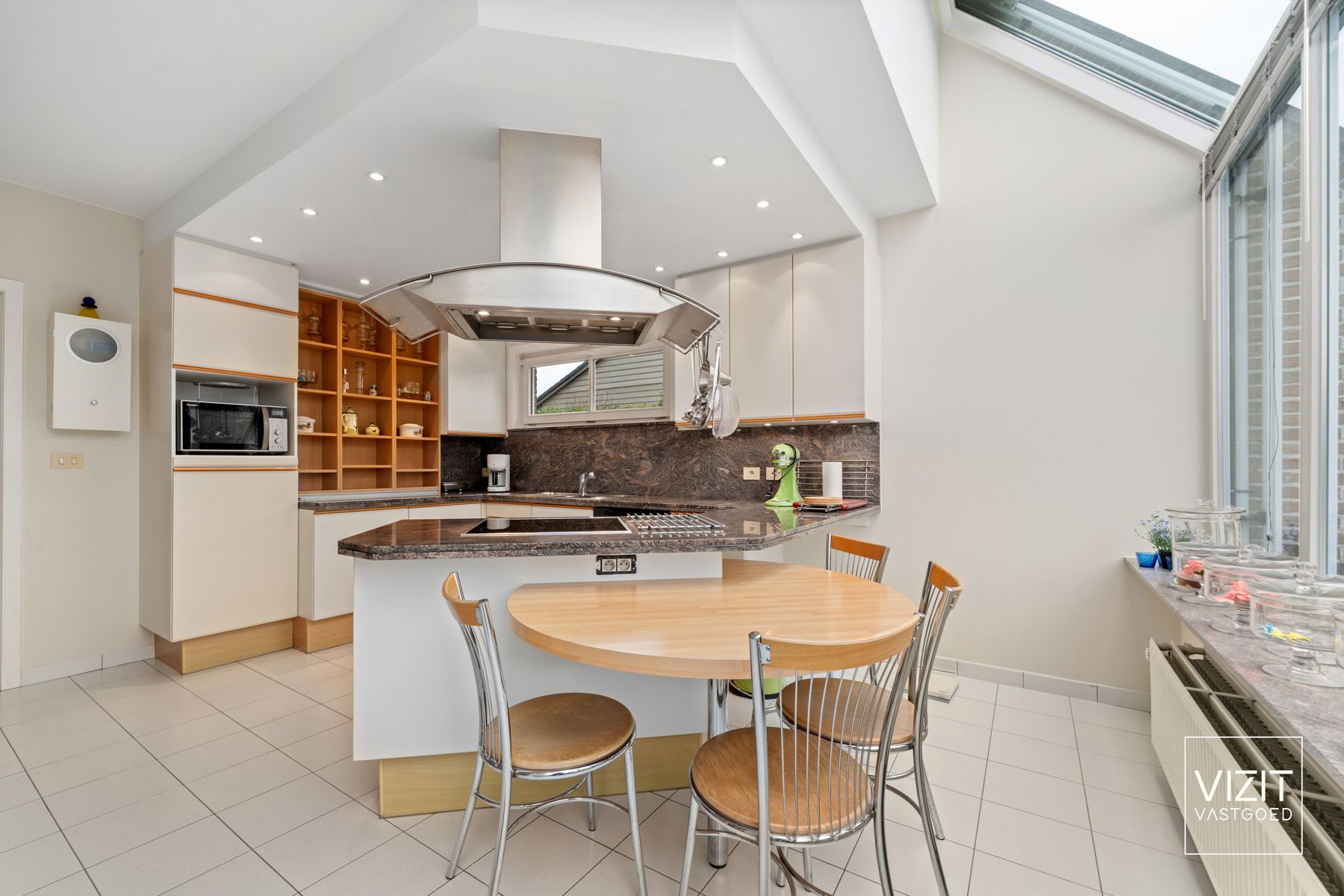 Ruime villa met mooie aangelegde tuin op toplocatie foto 6