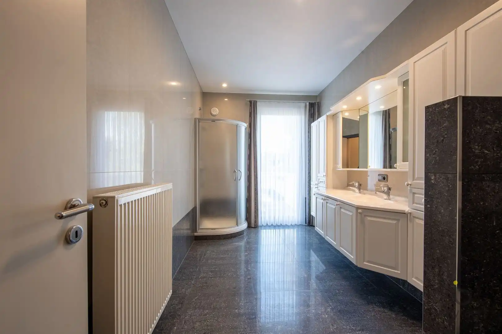 Ruim appartement met vooraan en achteraan terrassen en parking op een pleintje. foto 19