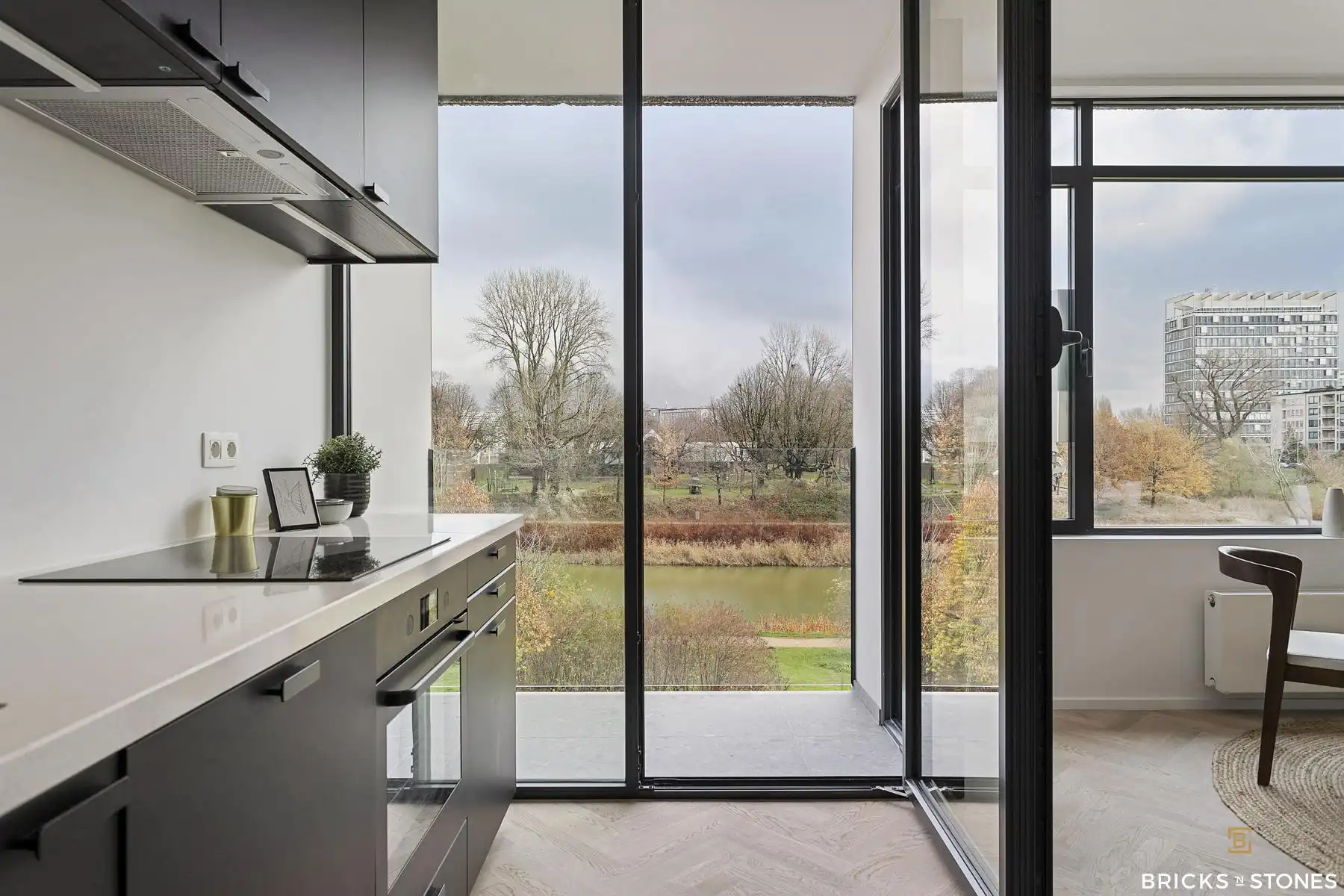 Ruim gerenoveerd 2-slaapkamer appartement met prachtig zicht foto 4