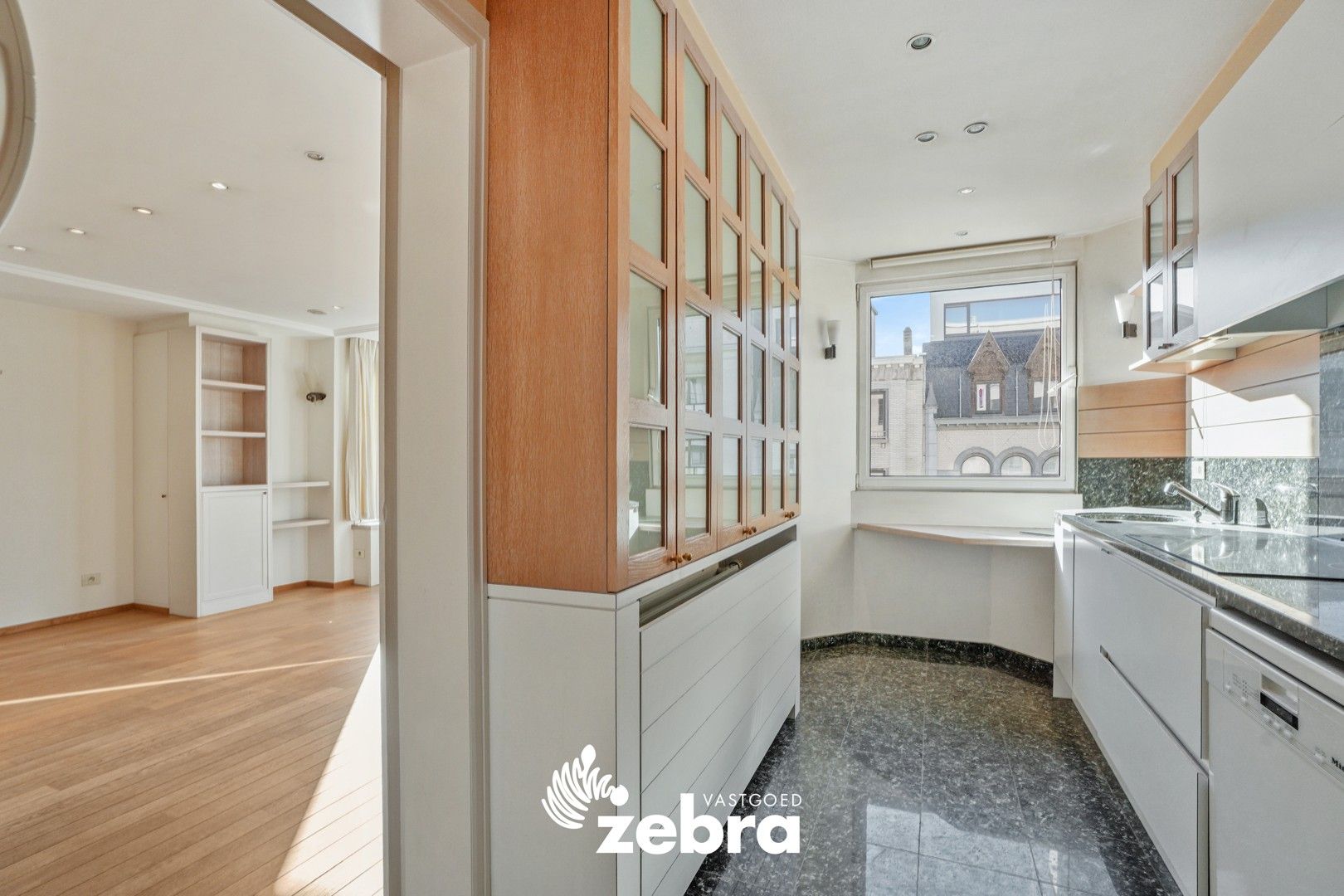 Instapklaar en lichtrijk appartement met 3 slaapkamers in het hart van Kortrijk, vlak bij de Grote Markt! foto 9