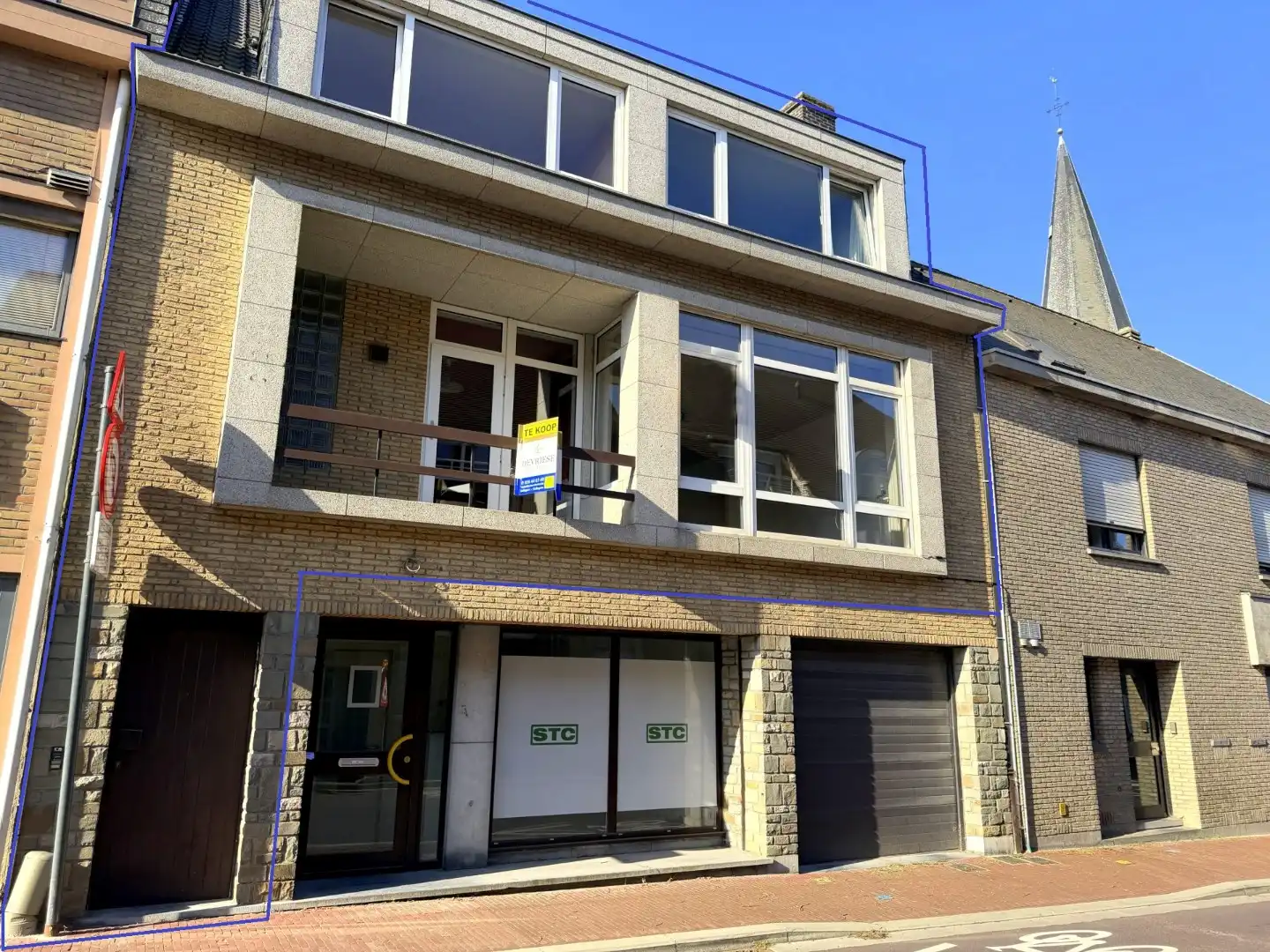 Ruim 3-slaapkamerappartement met zicht op de kerk te koop centrum Bellegem foto {{pictureIndex}}