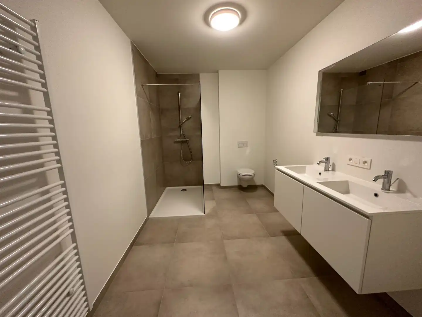 Ruim en energiezuinig 2-slaapkamerappartement met twee terrassen in centrum Ieper! foto 7