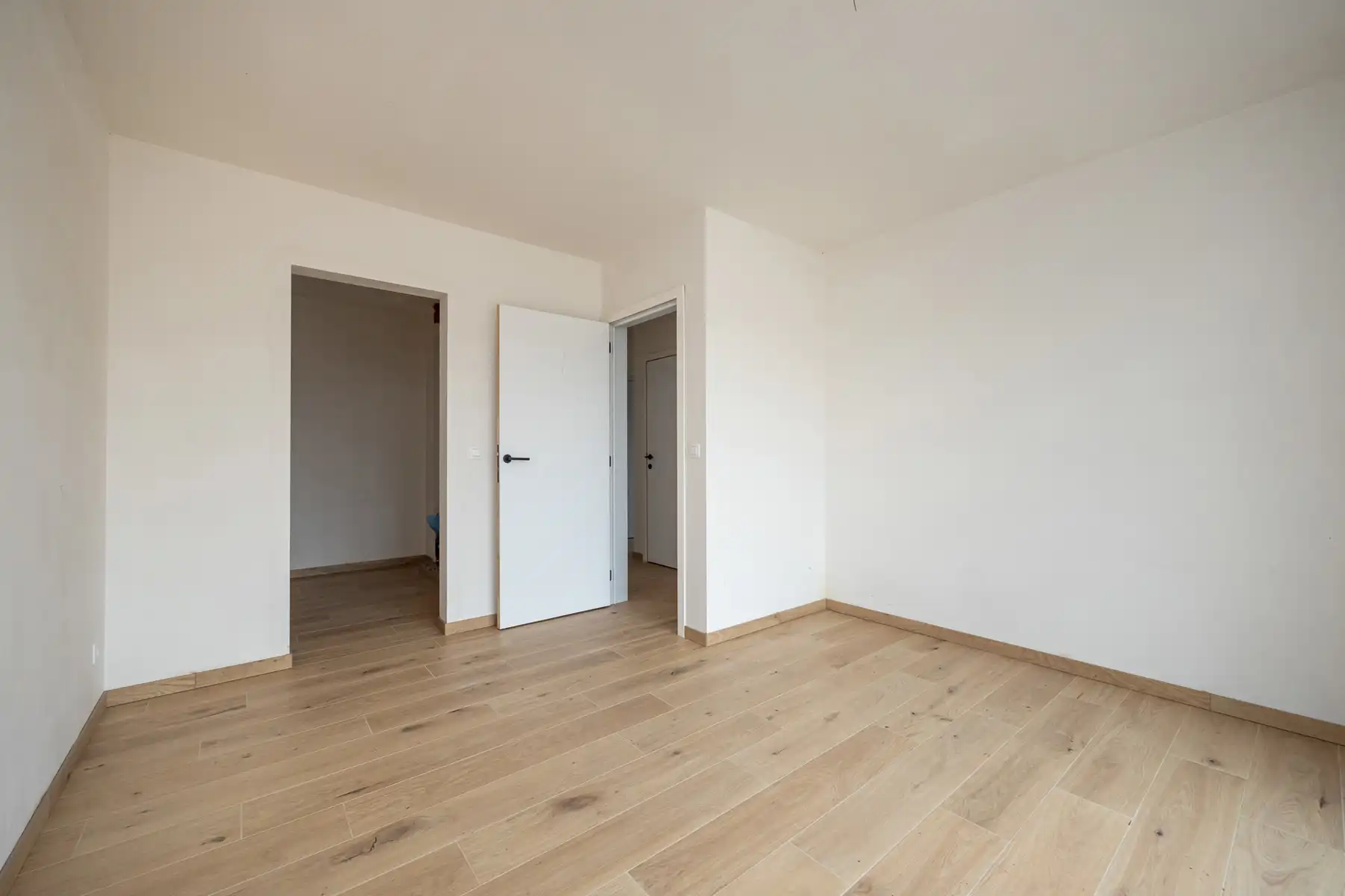 Halfopen woning met 3 slaapkamers en inpandige garage. foto 11