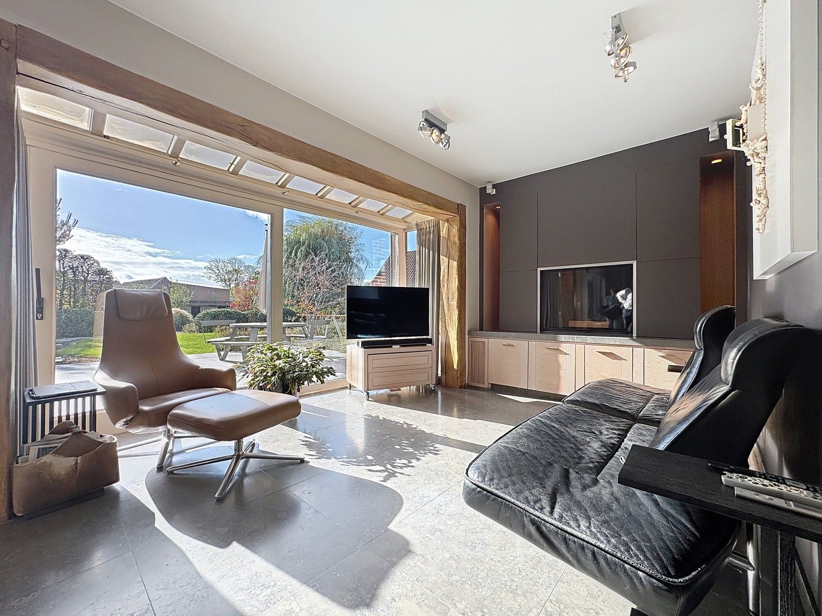 Instapklaar, luxueus afgewerkte VILLA (5 slpkms, dubbele garage, ...) met BIJGEBOUWEN (stallingen en bergplaats). Grondopp.: 2.814m2 + Optioneel : braakliggend stuk industriegrond. foto 8