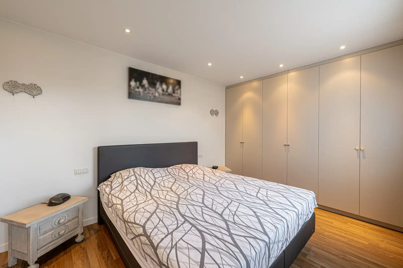 Instapklare woning met 4 slaapkamers, tuin en dubbele garage met uitweg achteraan in Wevelgem foto 10