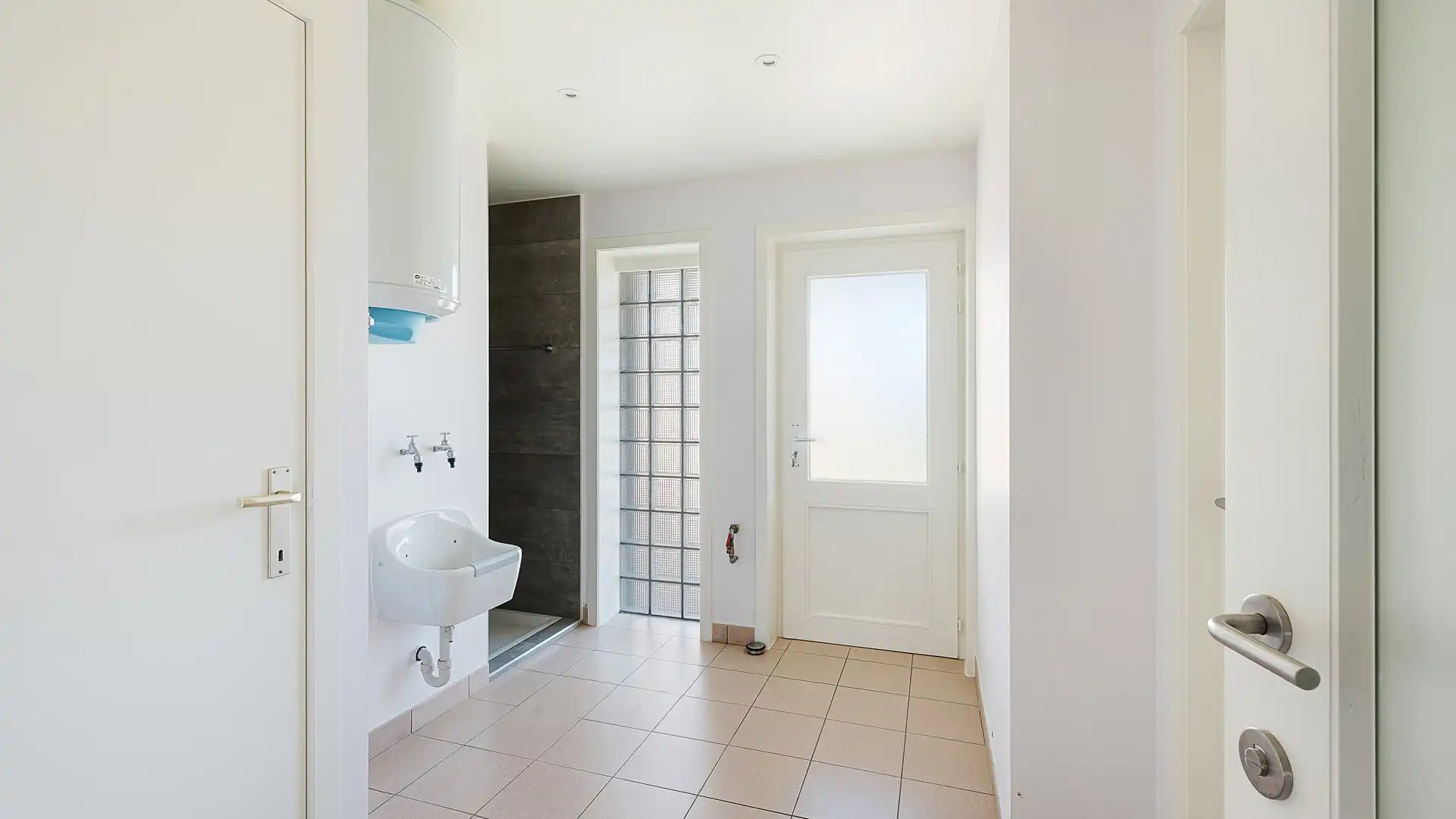 Ruime, stevige gezinswoning met 5 kamers en garage foto 23