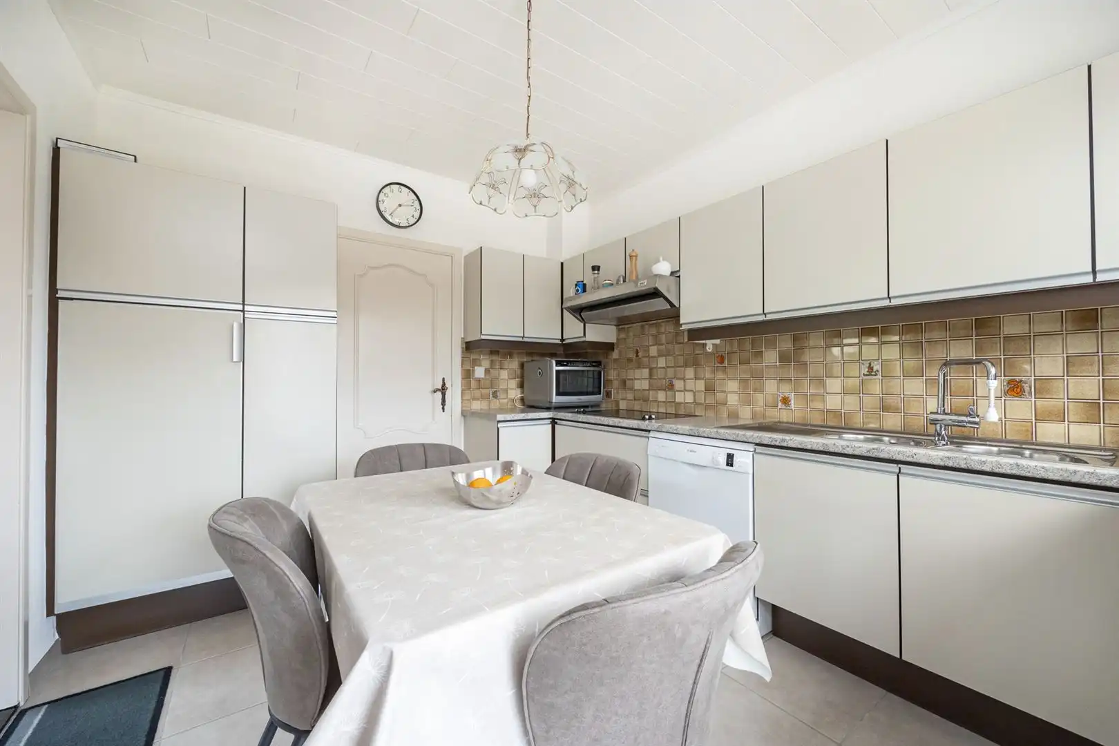 Verzorgde laagbouwwoning met tuin en garages! foto 3