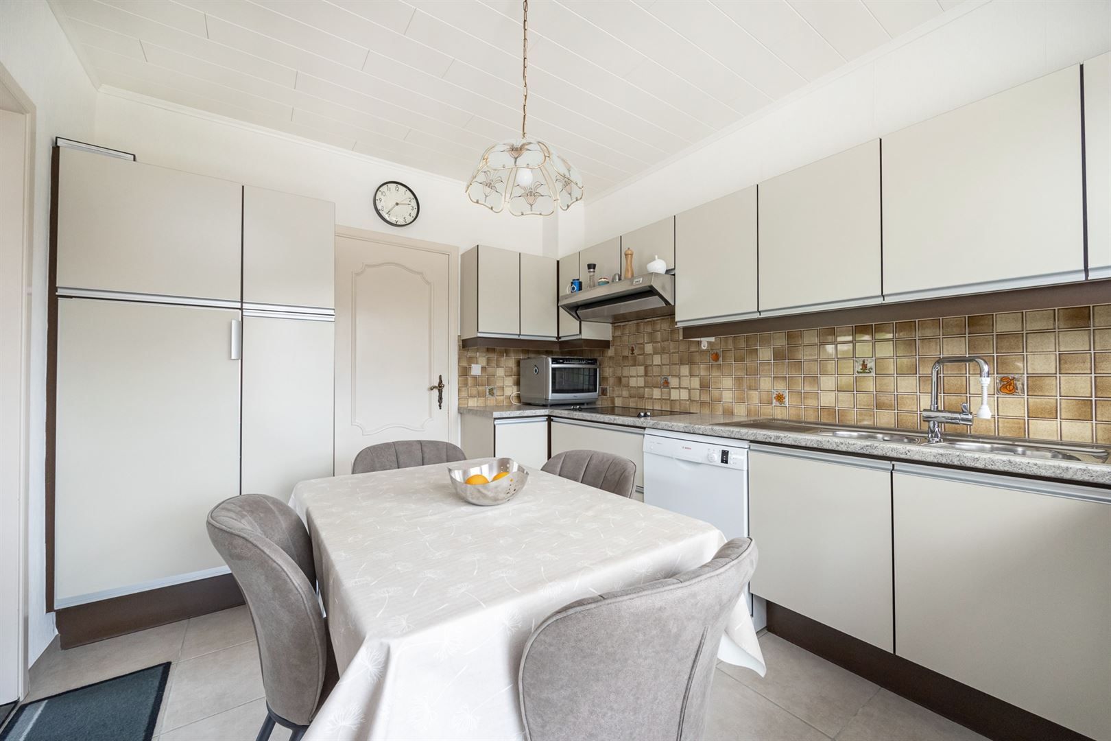 Verzorgde laagbouwwoning met tuin en garages! foto 3