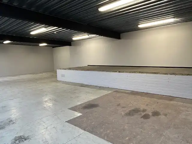 Bedrijfshal met kantoor foto 6