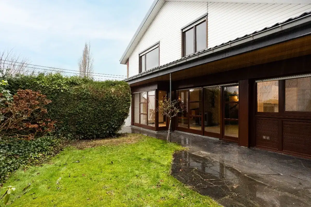 Karaktervolle deels te renoveren woning met veel potentie foto 18