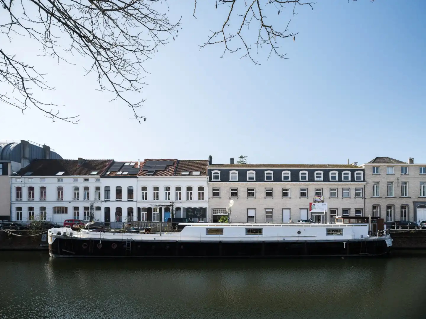 Uniek wonen op het water op een toplocatie in Gent foto {{pictureIndex}}