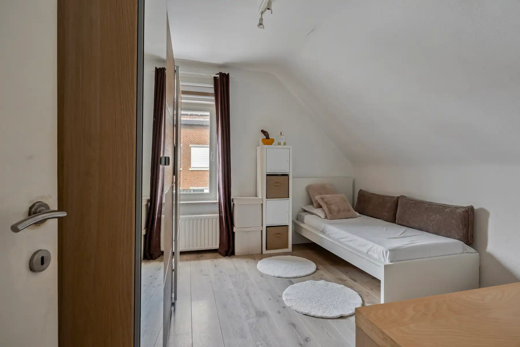 Ruime gerenoveerde vrijstaande woning nabij centrum Halle foto 10