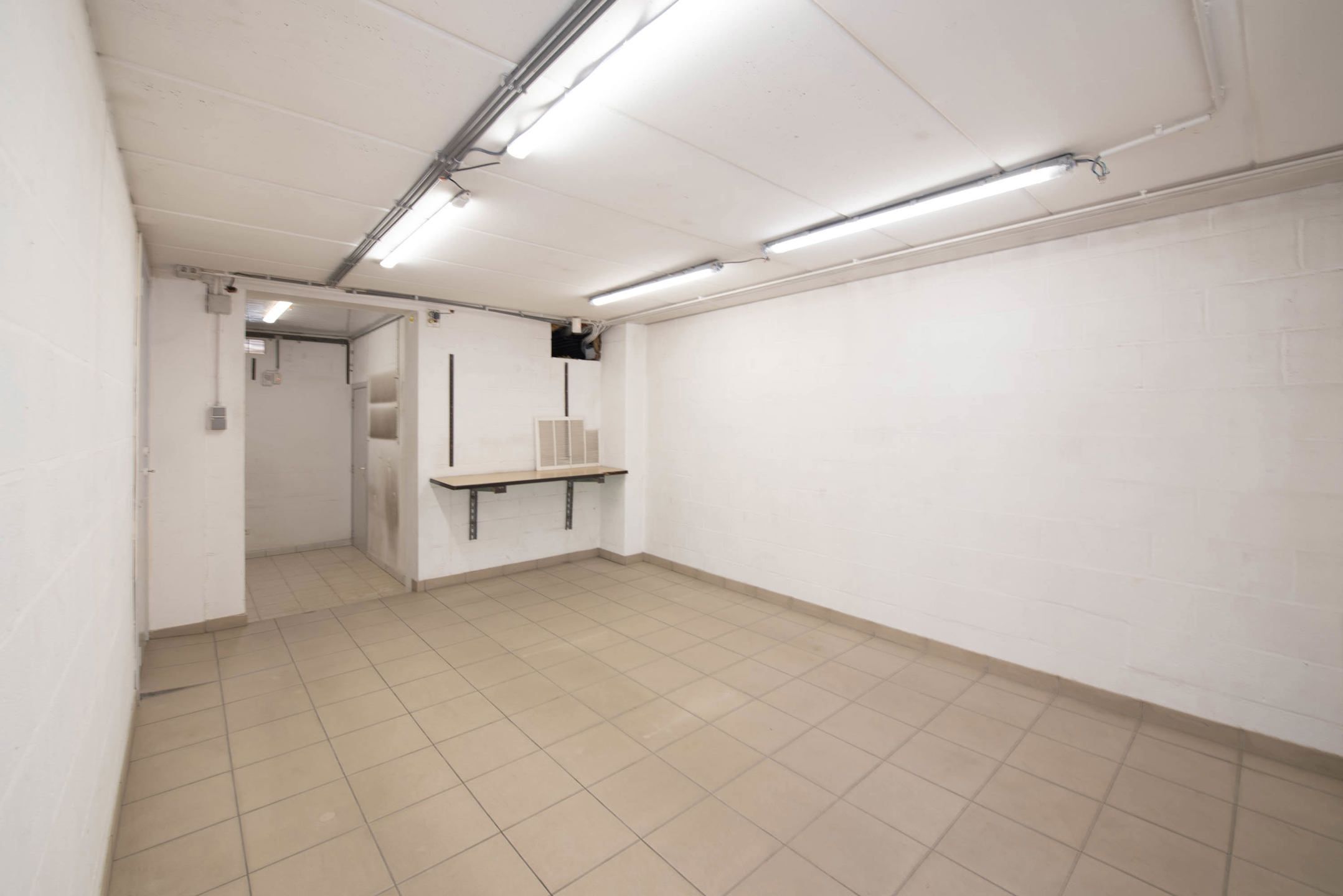 Centraal gelegen handelspand met parking.  foto 13