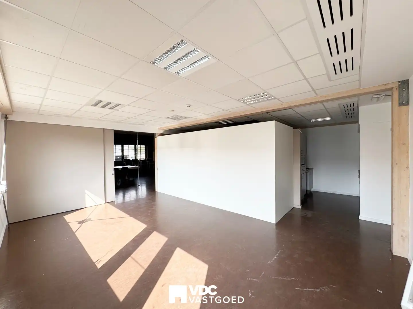 Representatief bedrijfscomplex met kantoren, dubbele industriehal, vergaderfaciliteiten, woongelegenheid en zonnepanelen foto 32