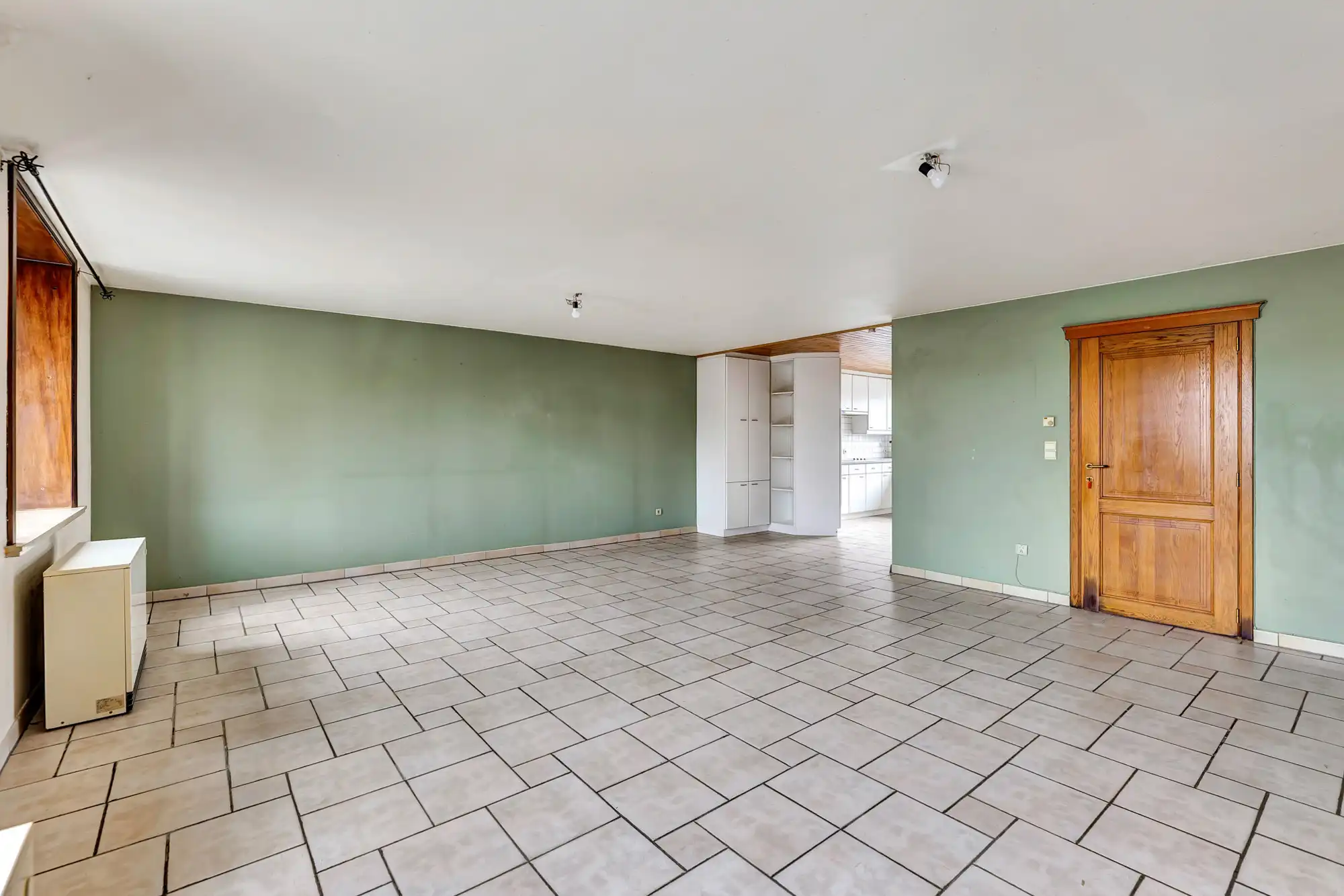 Handelswoning met ruime garage foto 8