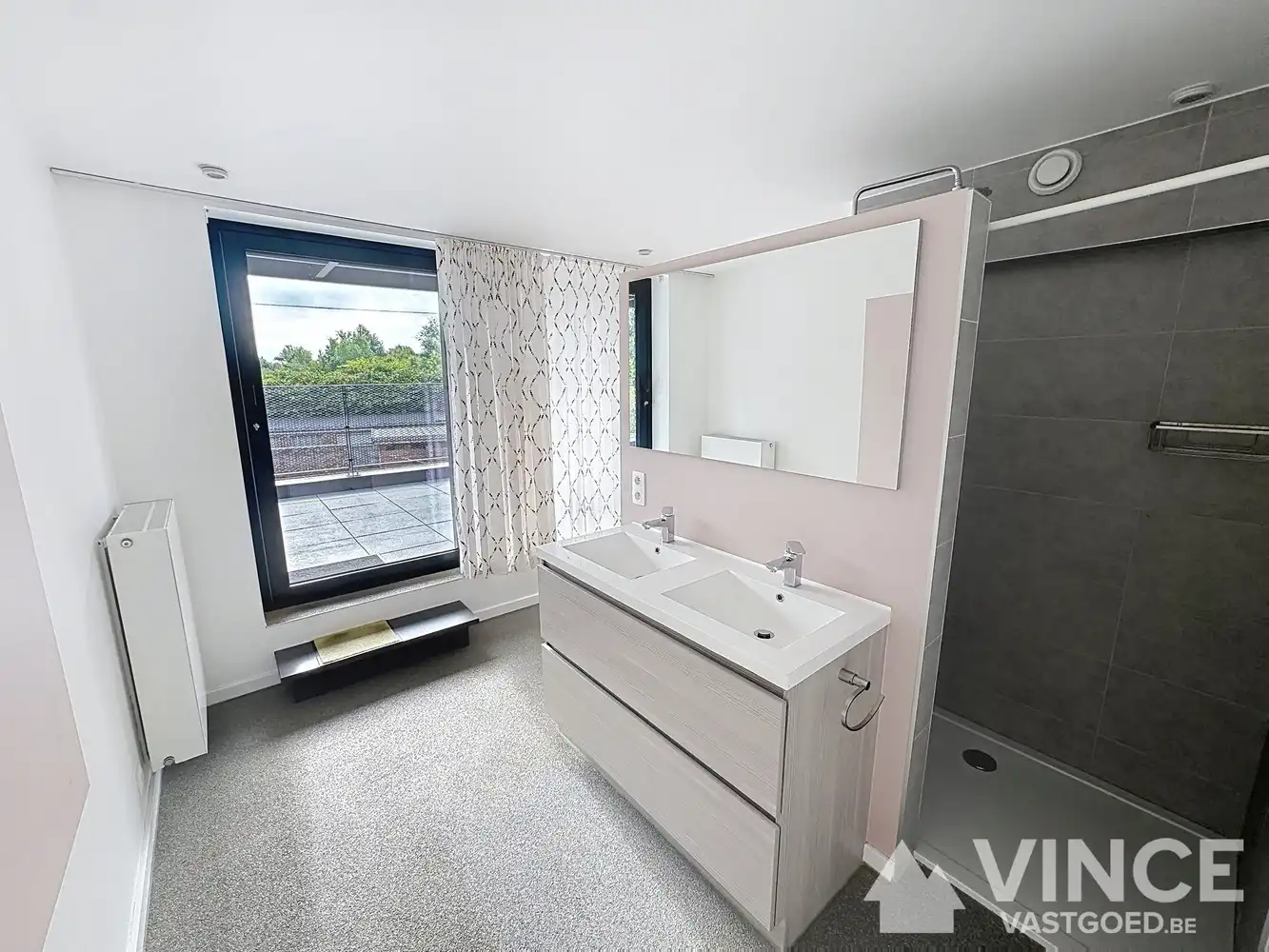 Lichtrijk appartement met uniek zicht op de vaart en ruim terras foto 9