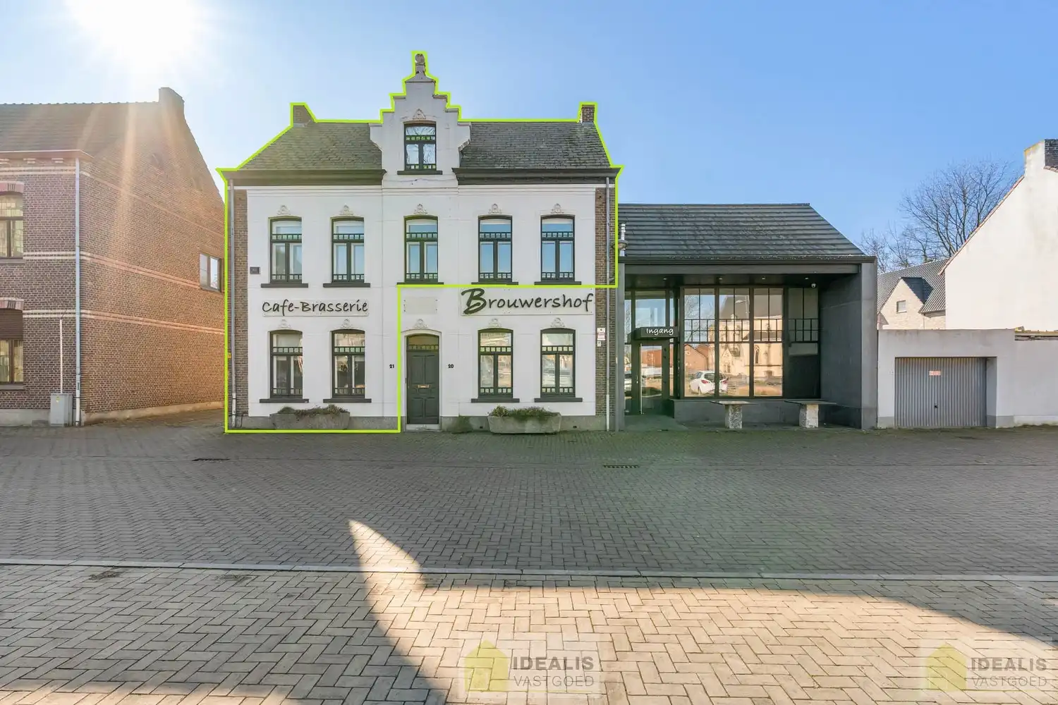 IDEALIS VASTGOED - Gerenoveerd duplex appartement gelegen op het Itterplein in het Brouwershof, kortom wonen op een unieke locatie in een pand met een rijke geschiedenis!! Dit ruime duplexappartement omvat maar liefst ca.155m² bewoonbare oppervlakte en voorzien van een ruime woonkamer met aansluitend keuken, badkamer voorzien van bad en douche, 3 slaapkamers en ruim dakterras. Uiterst geschikt voor kandidaten op zoek naar een instapklaar duplex appartement op een toplocatie midden in hartje Opitter, Bree! foto {{pictureIndex}}