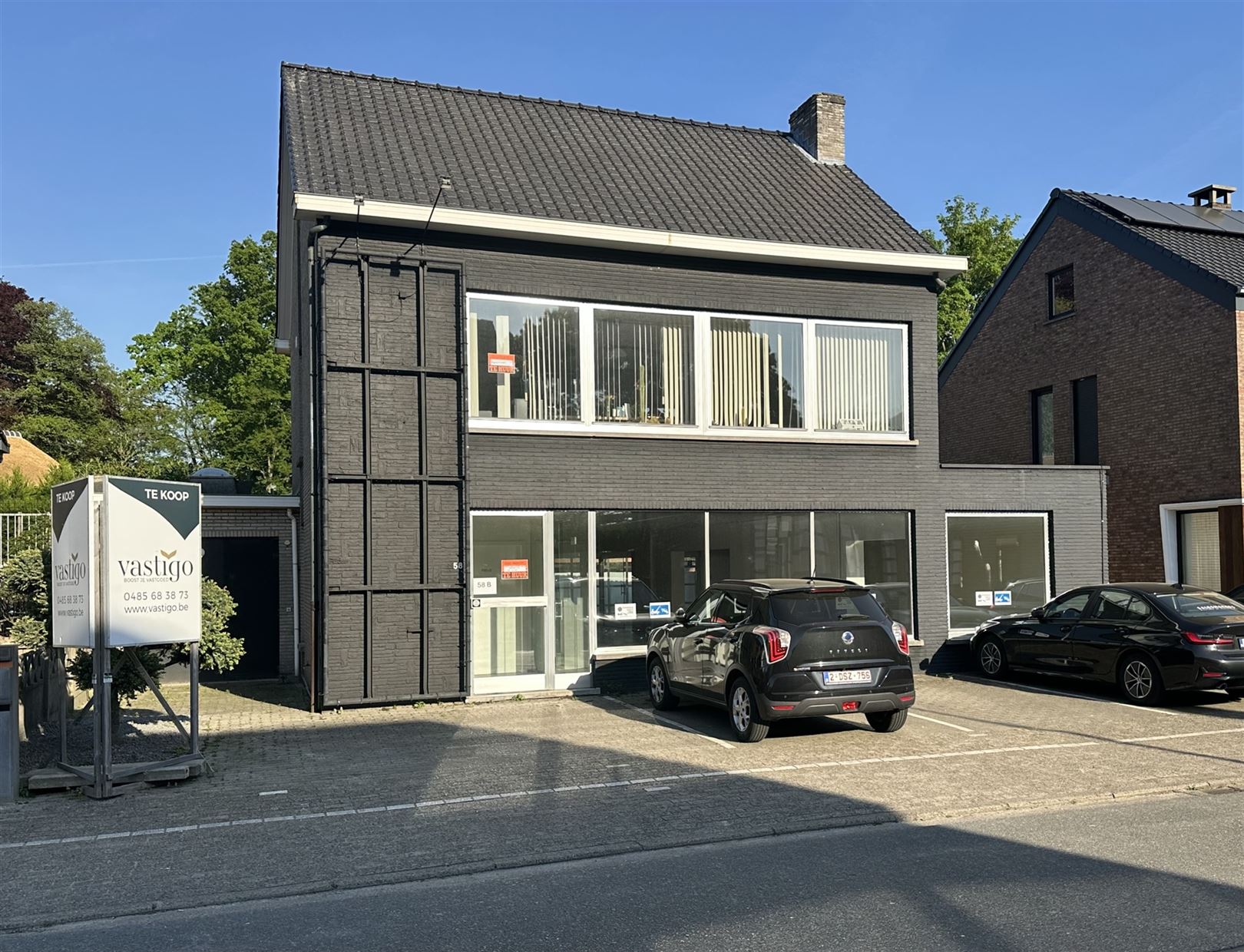 Kantoor met grote vitrine en duplex appartement foto 2