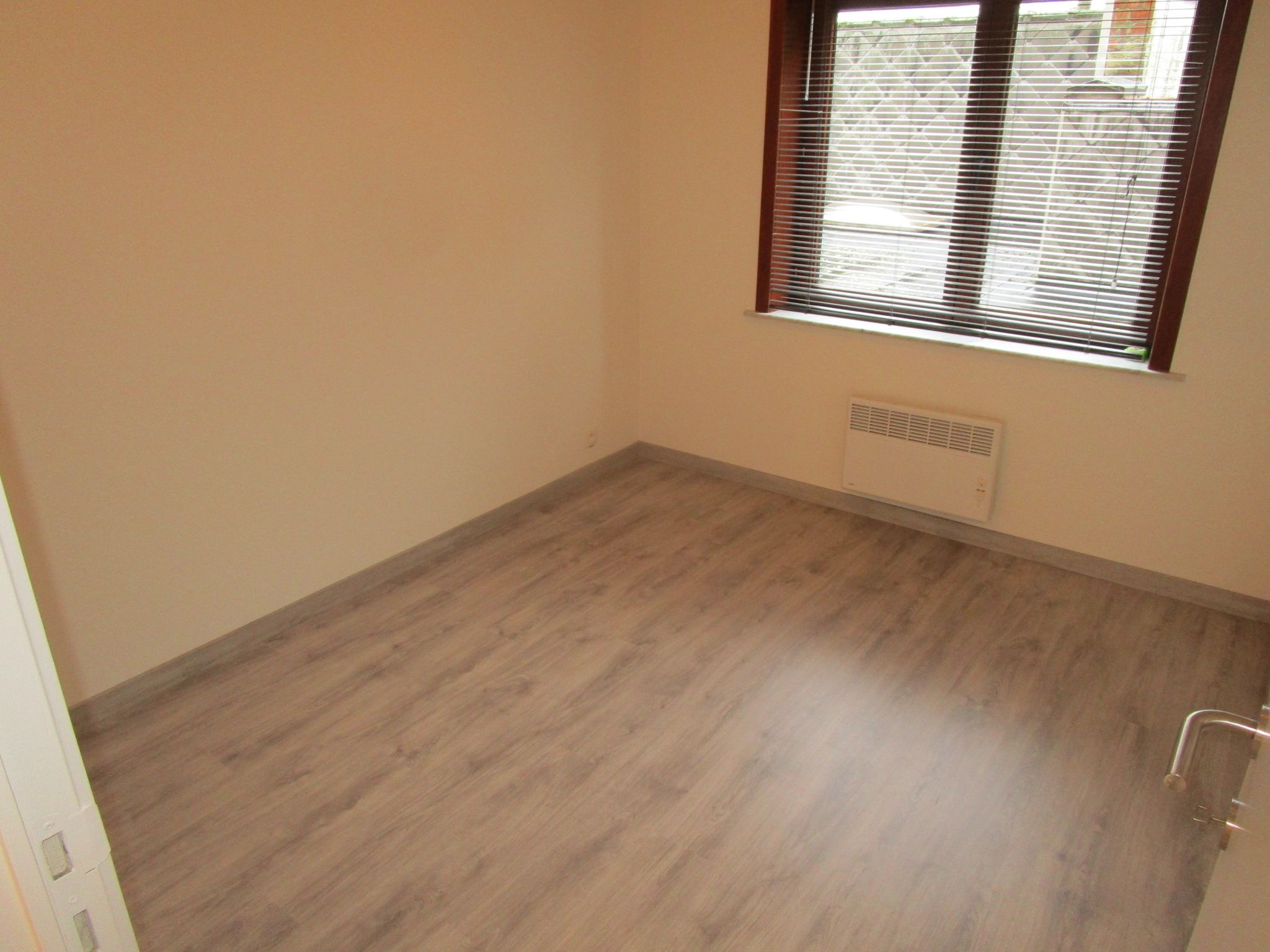 Ruim ongemeubeld appartement met 2 slaapkamers in volle centrum met breed zongericht balkon aan de woonkamer. foto 10