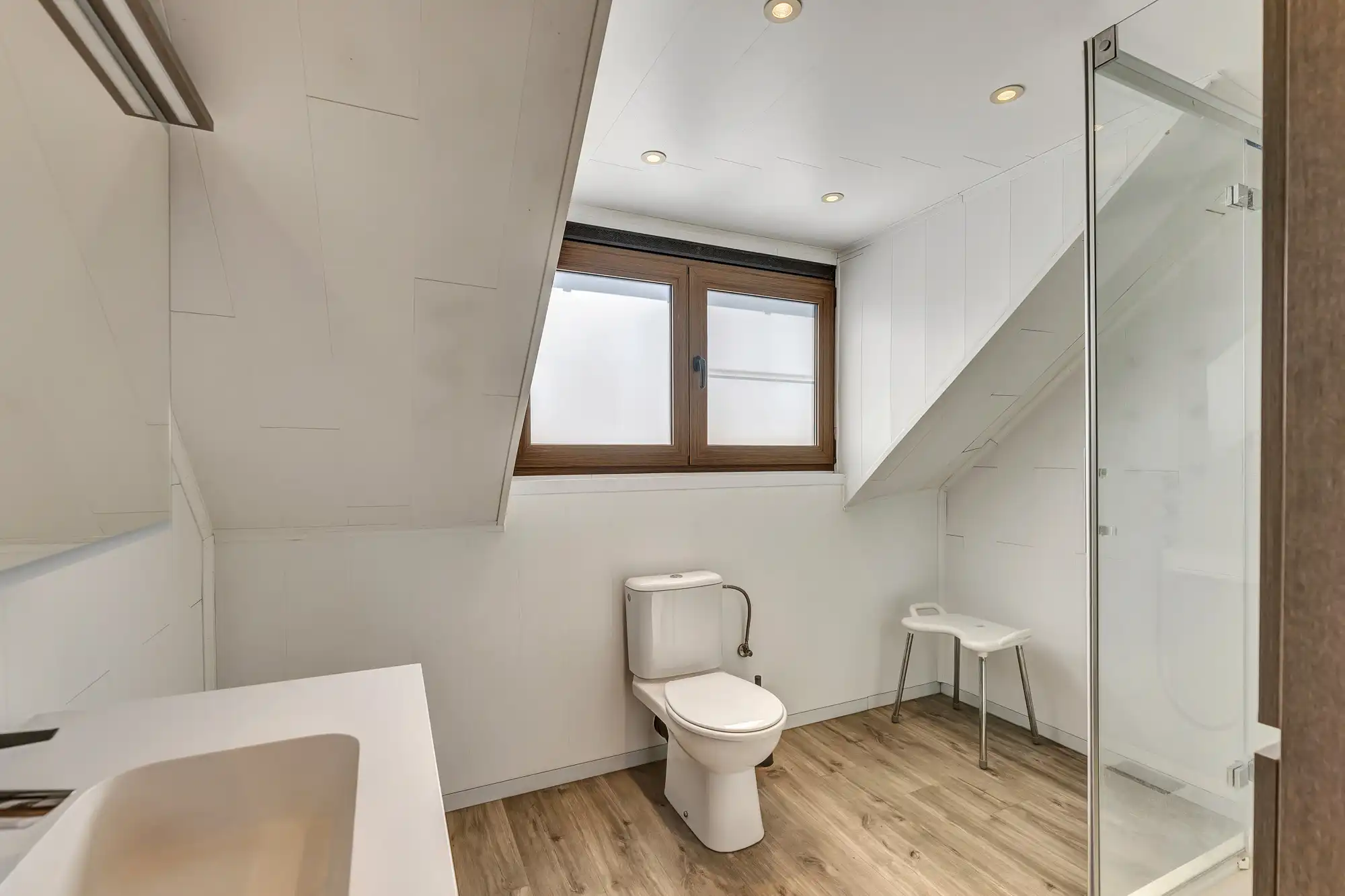 Robuuste woning op ruim perceel foto 4