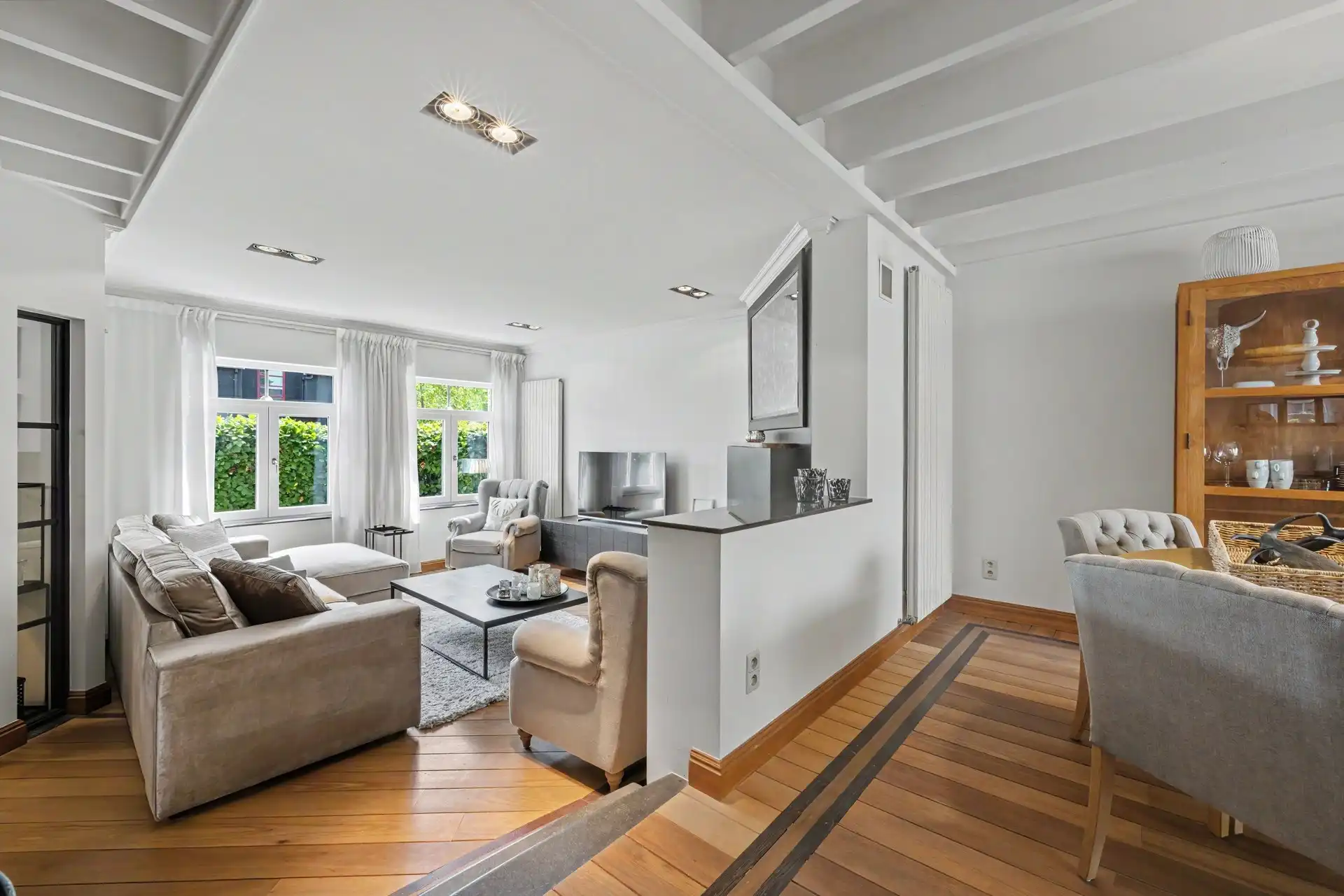 Kwalitatief afgewerkte gezinswoning in authentiek landelijke stijl met o.a. 4 slaapkamers & zwembad (344m²) foto 3