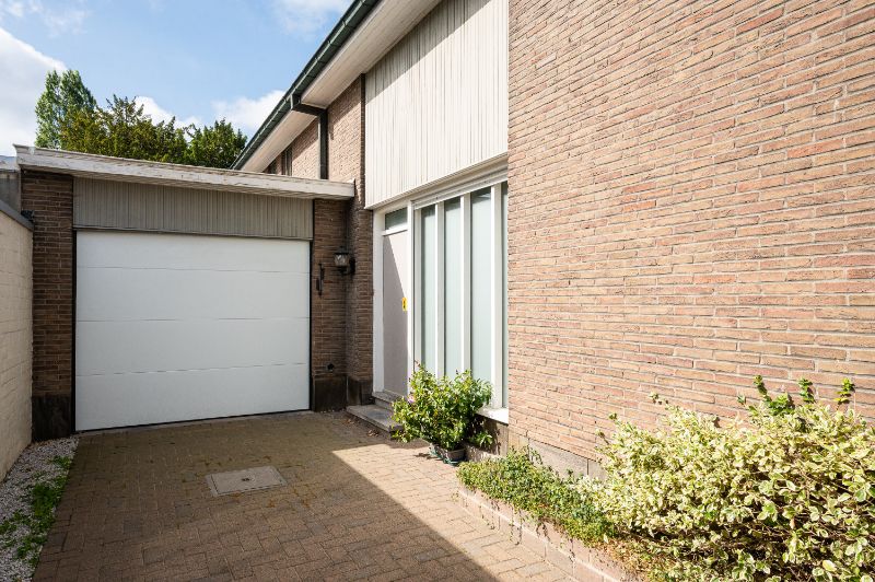 Zeer degelijke woning met veel potentieel foto 7