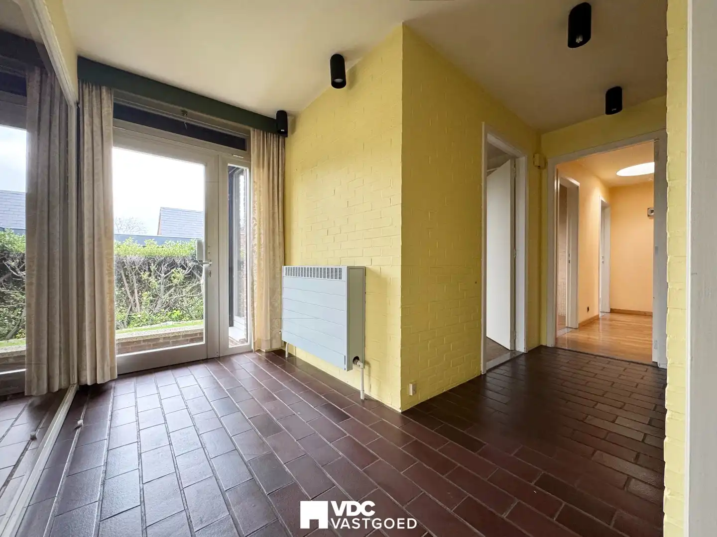 Ruime open bebouwing met prachtige tuin en veel potentieel foto 2