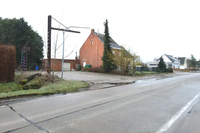 Half-open woning + te verkavelen perceel grond. foto 4