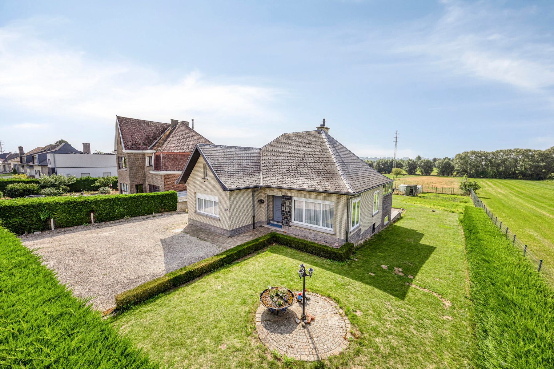 Hoofdfoto van de publicatie: Vrijstaande woning met grote tuin en veel potentieel